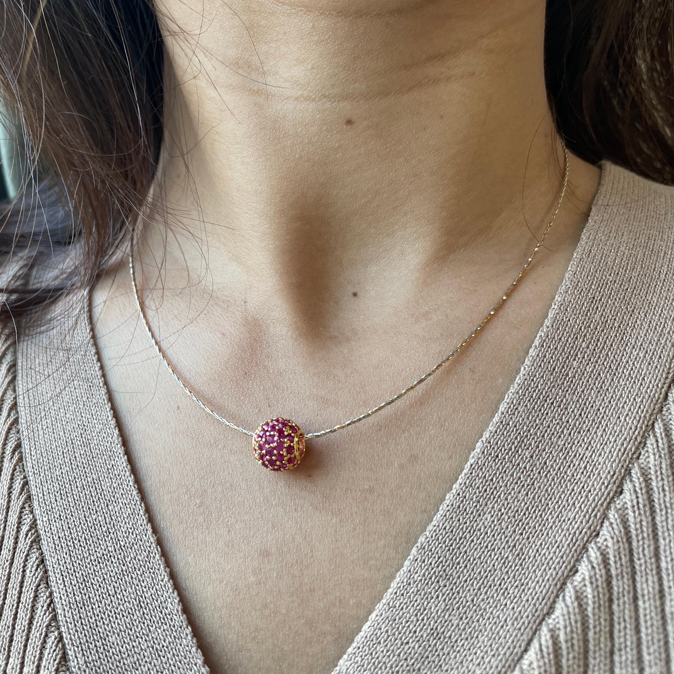 Los rubíes no calentados de Birmania son extremadamente raros y muy valorados en el mercado.

Este precioso y encantador colgante de rubí simboliza el amor y la pasión, por lo que es un regalo intemporal, significativo y precioso para alguien