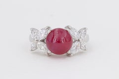 No Heat Cabochon Rubin G.I.A. in Platin gefasst mit Marquise-Diamanten