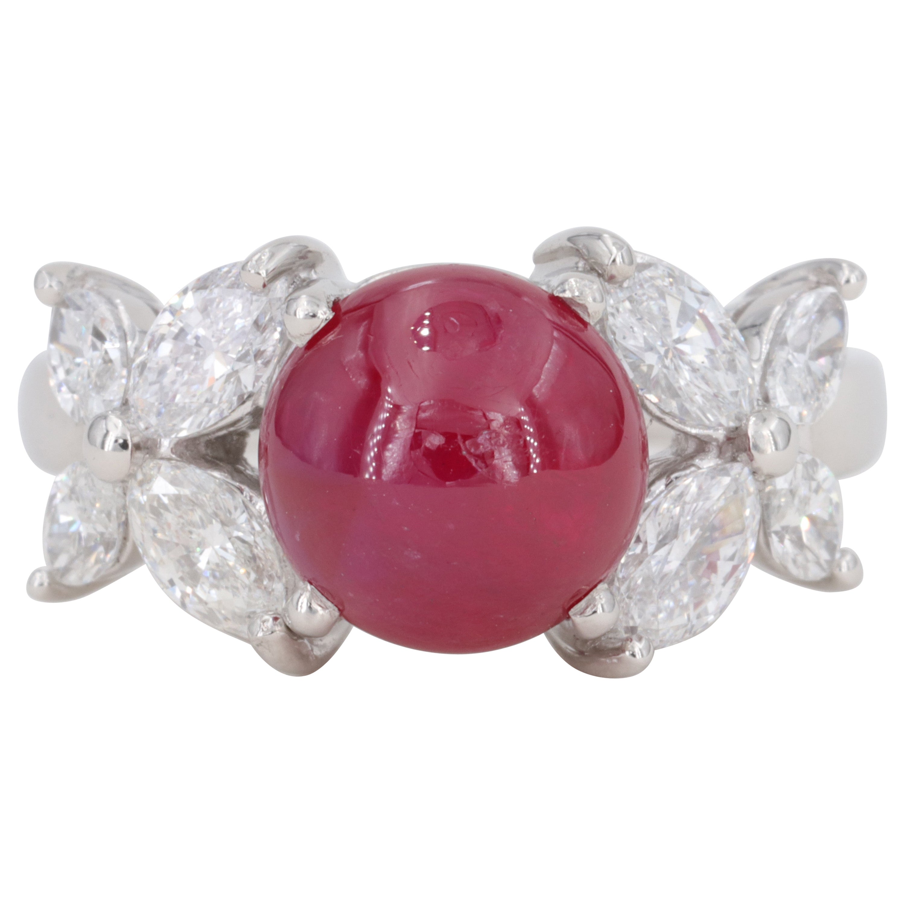Rubino cabochon senza calore G.I.A. incastonato in un anello di platino con diamanti marquise in vendita