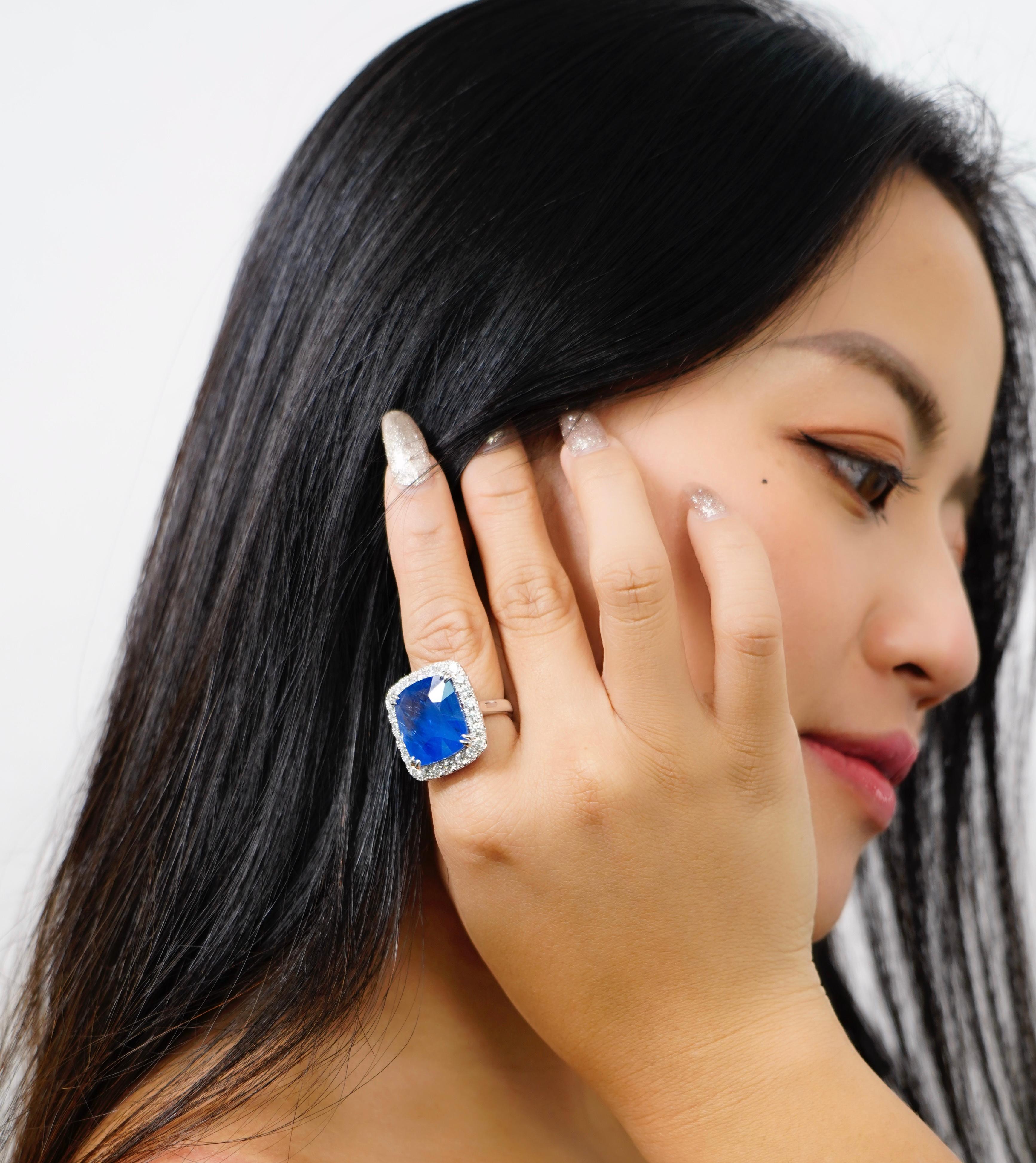 Anillo de compromiso de diamantes y zafiro de Birmania Cts 19.06 sin calor en cojín en venta 1