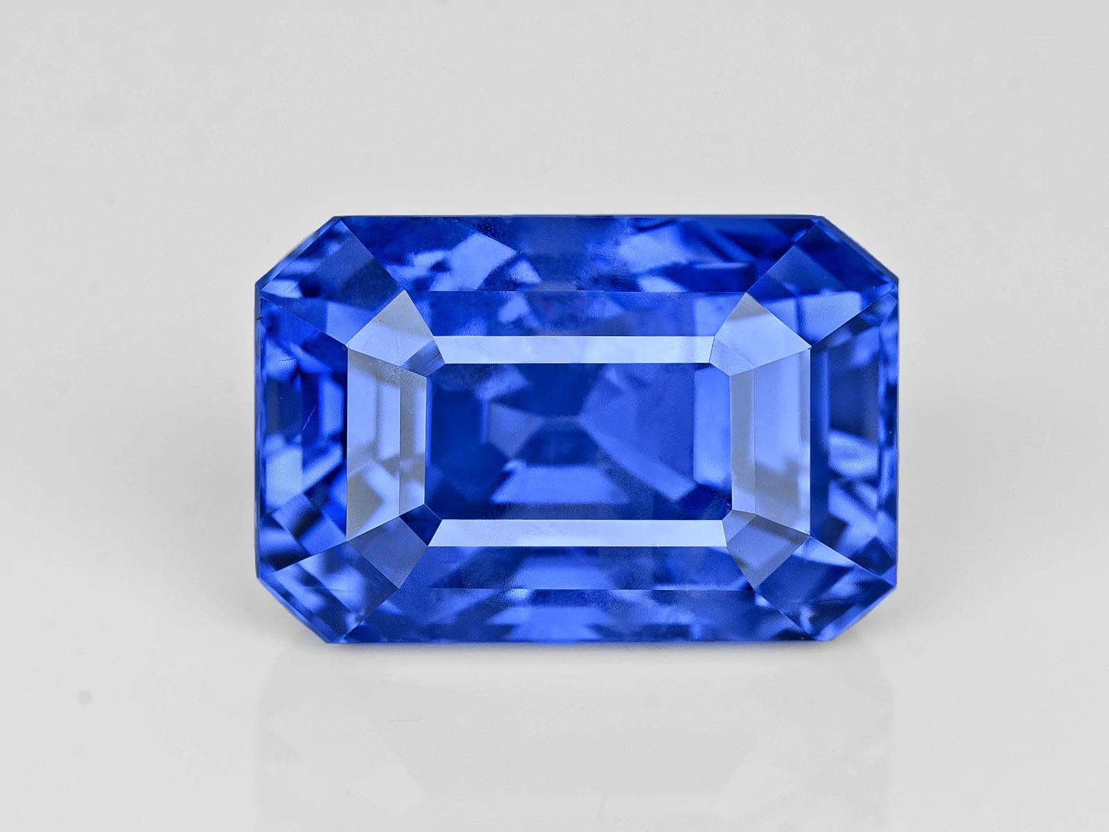 This fantastic sapphire from Sri Lanka has a weight of 9.12 carats and is certified by GRS Swisslab one of the most important laboratories in the world for the quality certification of colored stones. 
According to the GRS report, this sapphire has