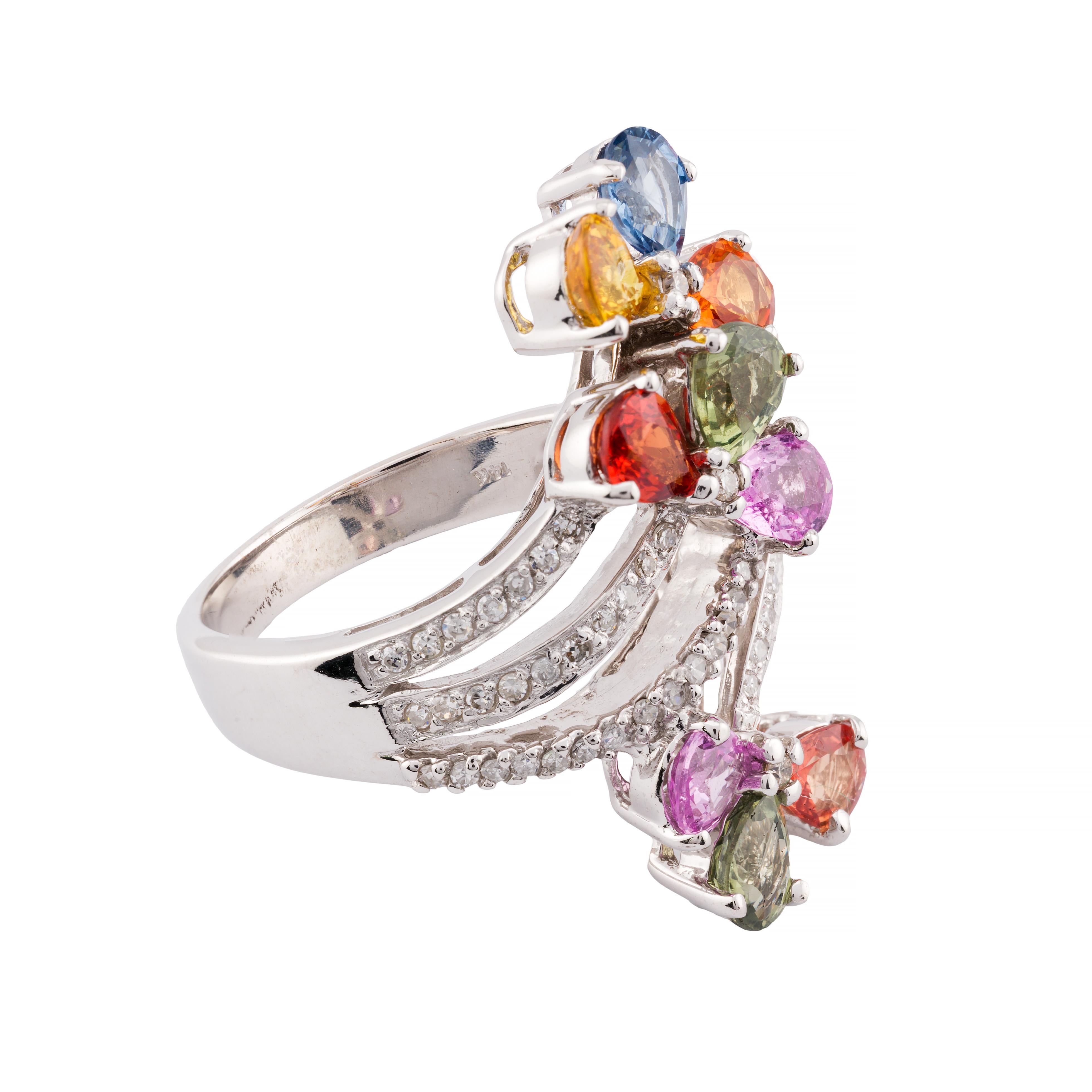 Aston Estate Jewelry présente

Cette bague de cocktail contemporaine captivante est ornée d'un ensemble vibrant de saphirs taille poire aux couleurs de l'arc-en-ciel, d'une valeur totale de 4,5 carats. D'un beau bleu,  Pourpre, vert, orange, rouge,