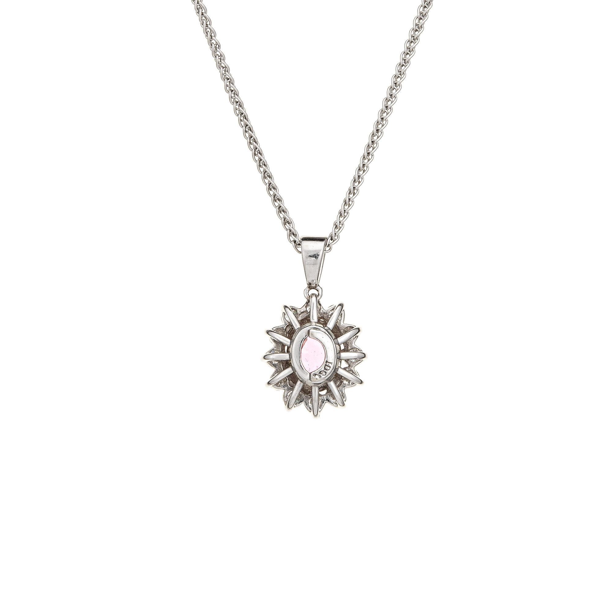 Elegante collana di zaffiri rosa naturali e diamanti realizzata in oro bianco 18 carati (circa anni '90). 

Lo zaffiro rosa naturale di taglio misto di forma ovale ammonta a circa 1,15 carati. Lo zaffiro è di colore rosa chiaro o medio, quasi senza