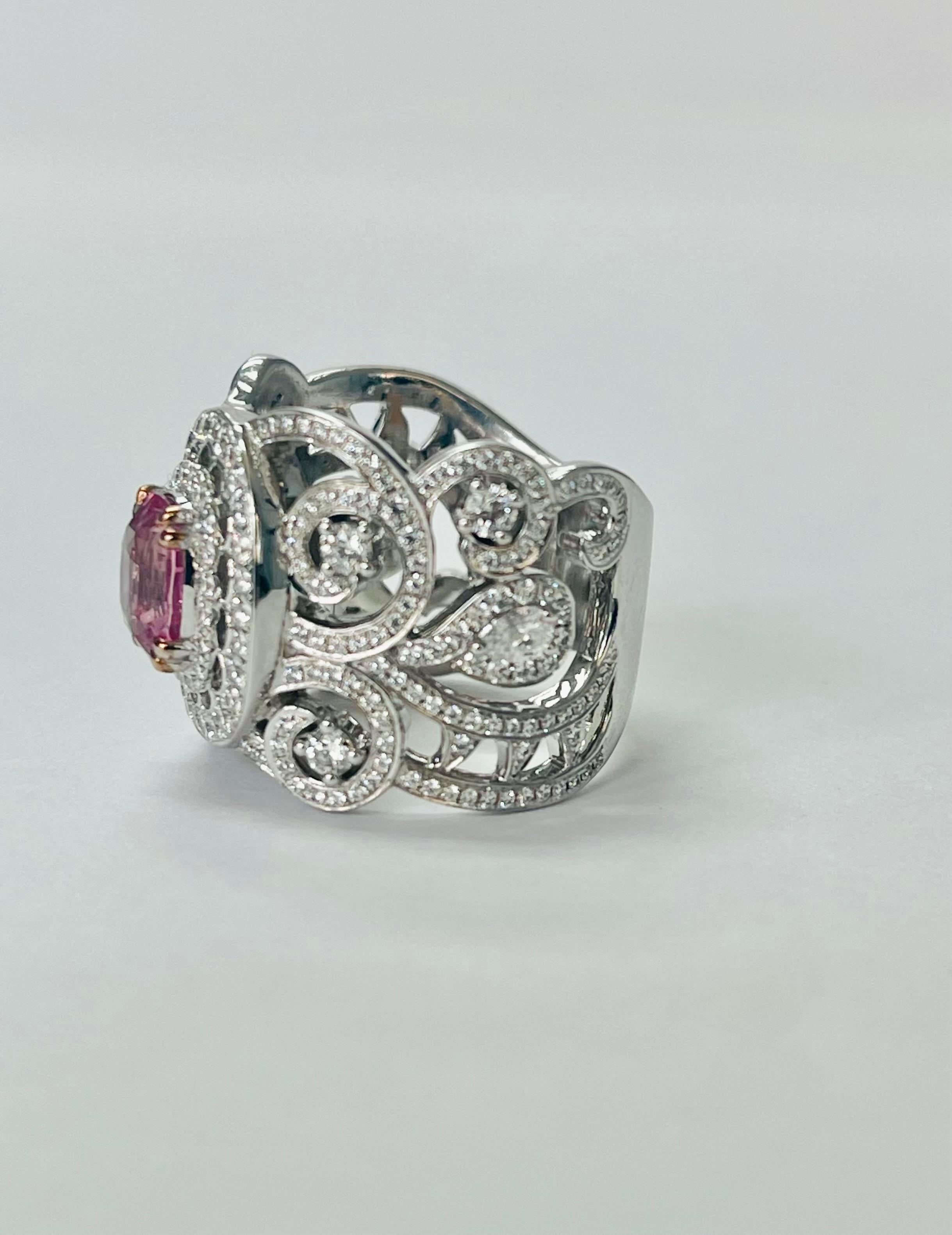 Bague de fiançailles Padparadscha en or 18 carats avec saphir et diamants, sans chaleur en vente 1