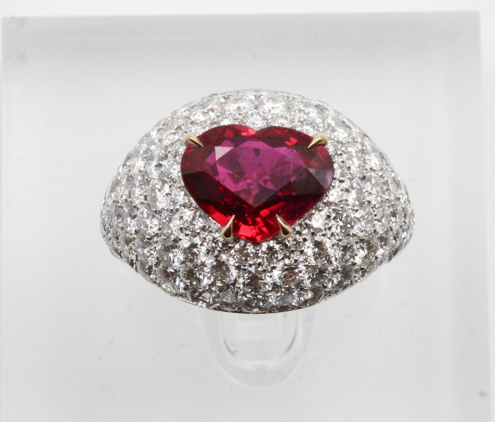 Questo audace anello a cupola, sorprendente e squisitamente raro, presenta un rubino a forma di cuore da 2,52 carati di eccezionale pedigree e colore. Certificato sia da Gübelin che da GRS, il rubino è confermato come naturale, non trattato