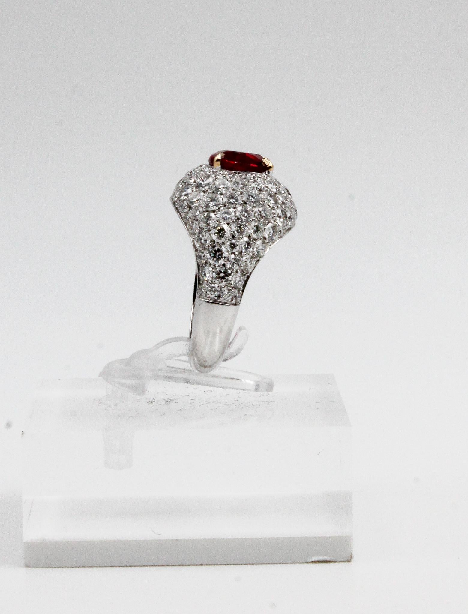 Anello Cuore in Rubino Sangue di Piccione No Heat con Pavé di Diamanti, Gübelin & GRS in vendita 1