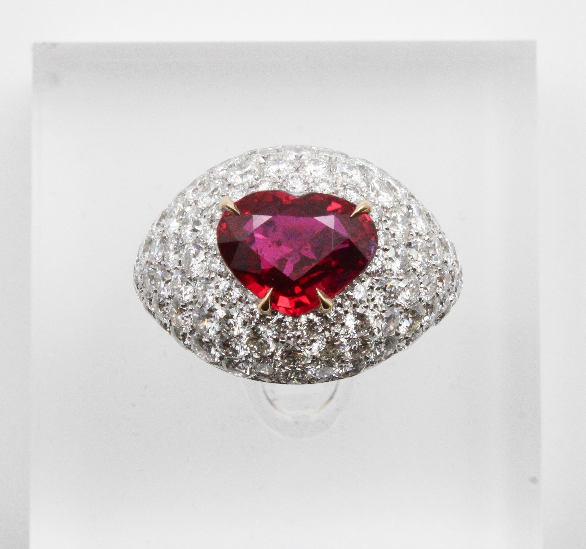 Anello Cuore in Rubino Sangue di Piccione No Heat con Pavé di Diamanti, Gübelin & GRS in vendita 4