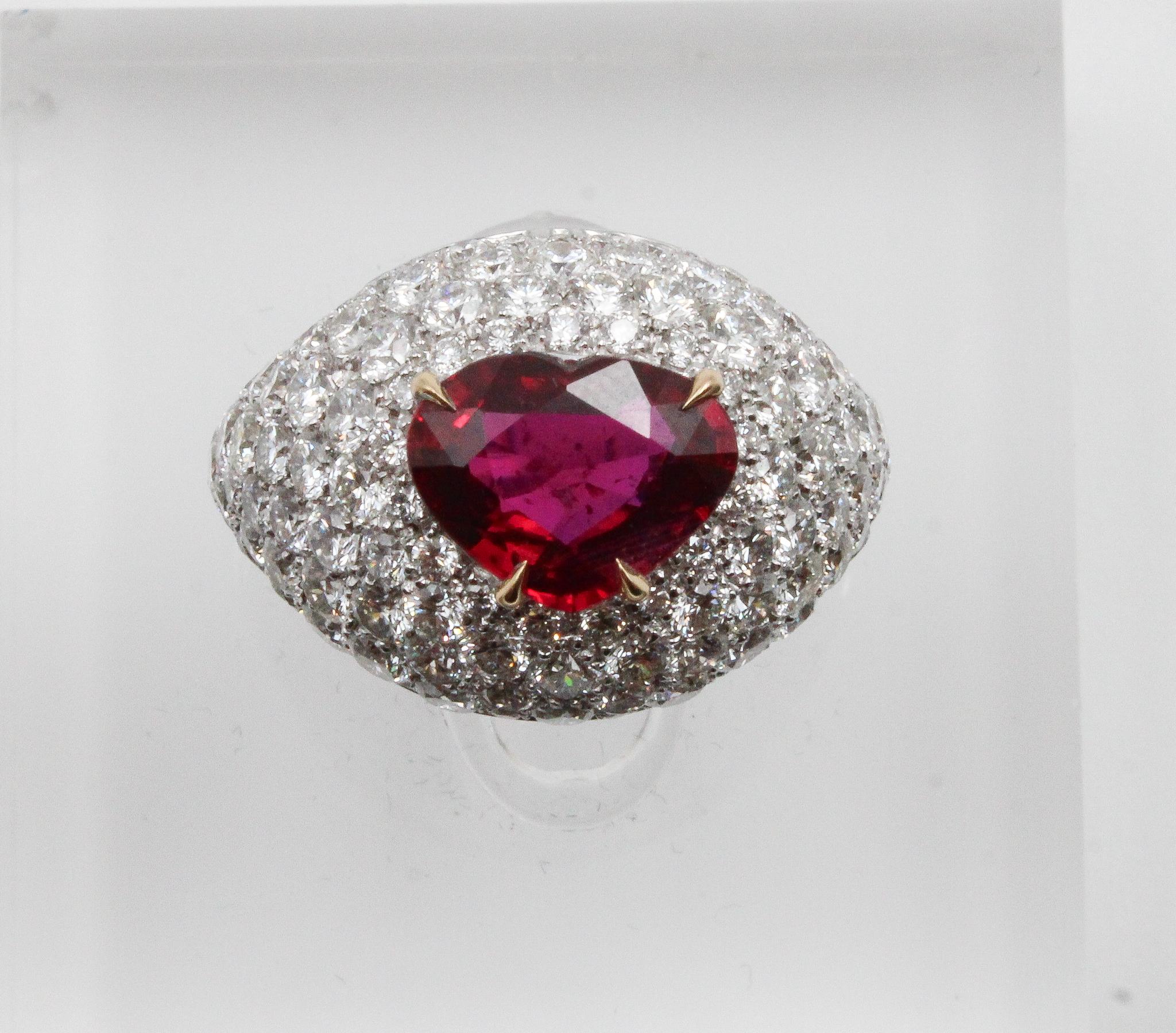 Anello Cuore in Rubino Sangue di Piccione No Heat con Pavé di Diamanti, Gübelin & GRS in vendita 5
