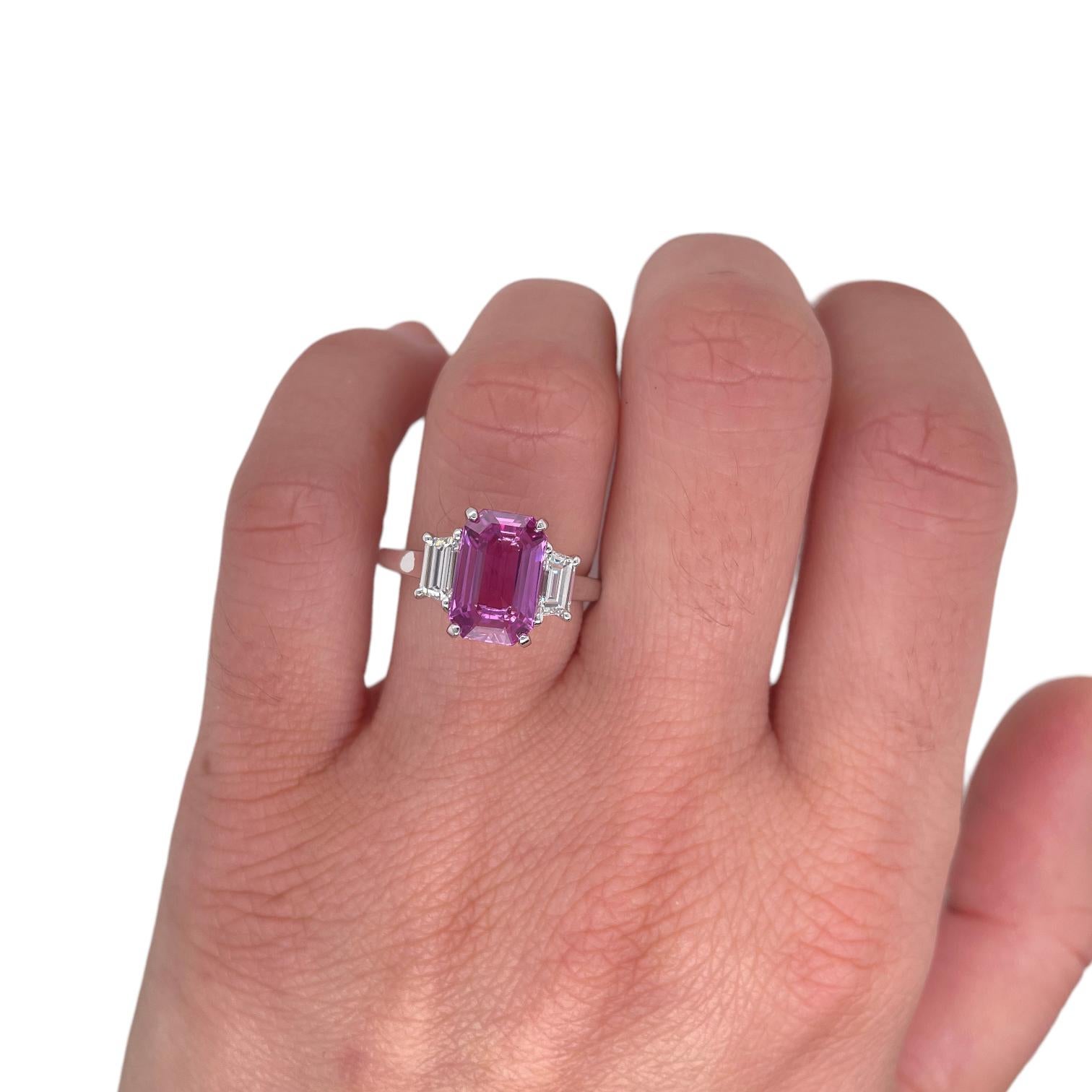 Taille octogone Bague à trois pierres saphir rose non chauffé et diamant en vente