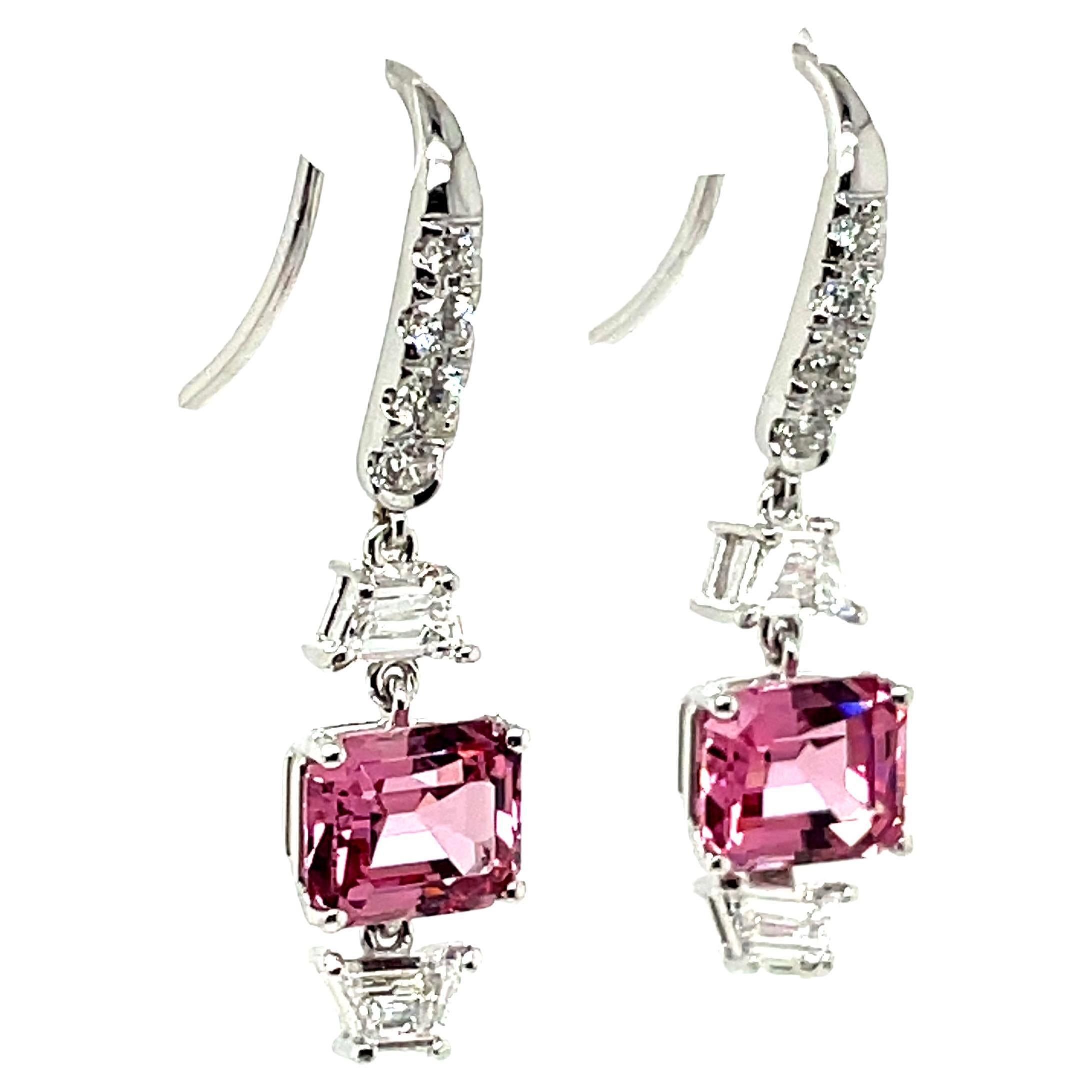 Un duo de choc qui allie sans effort le chic et le clinquant.
Deux magnifiques spinelles roses, pesant 4,21 cts, sont gracieusement positionnés entre deux
diamants.

Ces spinelles roses sont exceptionnellement rares car ils sont exempts de tout