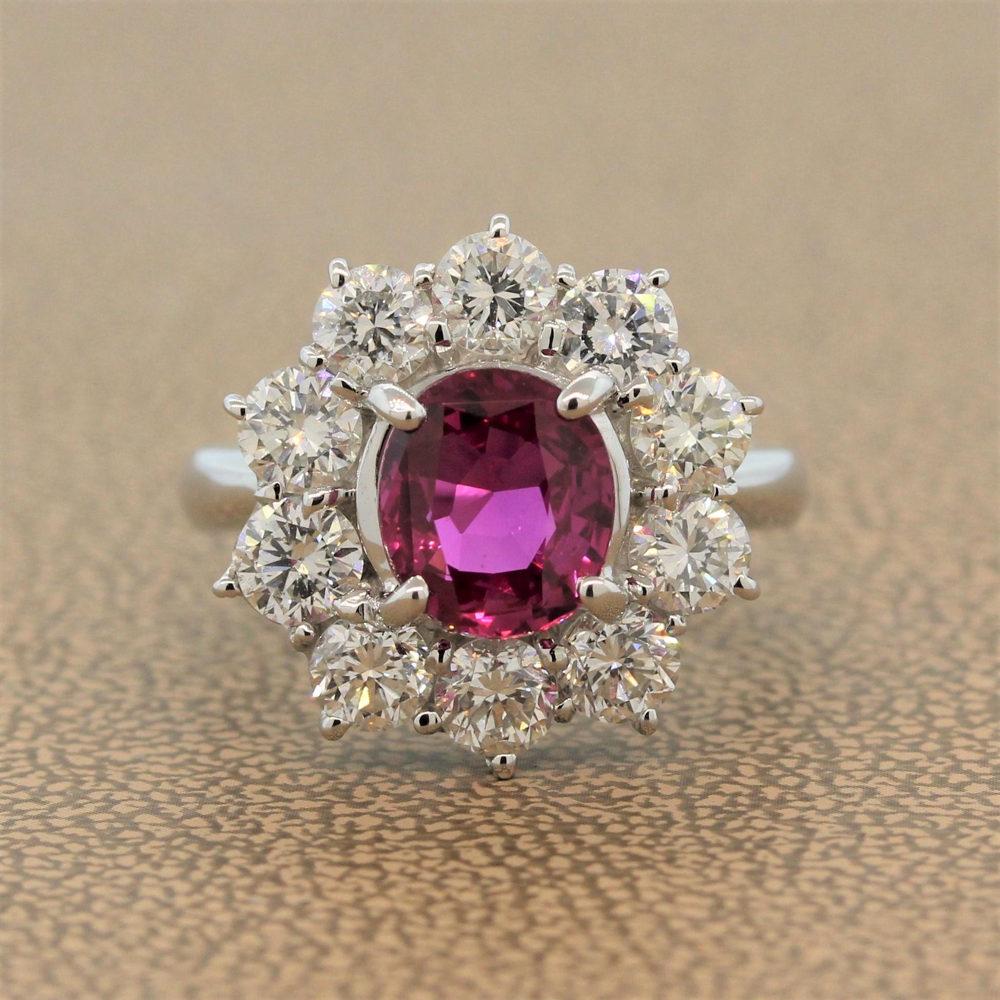 Un rubis non chauffé de 2,55 carats, certifié par le GIA et provenant du Sri Lanka, trône fièrement sur cette bague en platine. Les rubis du Sri Lanka sont très rares, la plupart relèvent du saphir rose et ont des couleurs plus claires. Ce rubis