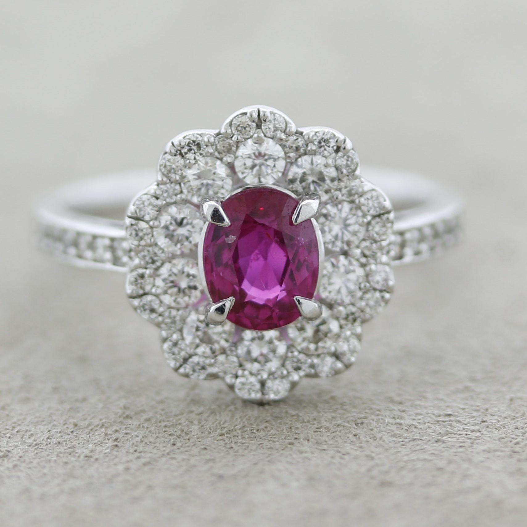 Un rubis rare avec une couleur rouge vif et brillant et certifié par le GIA comme naturel sans aucun traitement d'aucune sorte. Il pèse 1,00 carat et est un véritable trésor qui vous hypnotisera. Il est rehaussé de 0,64 carats de diamants ronds de