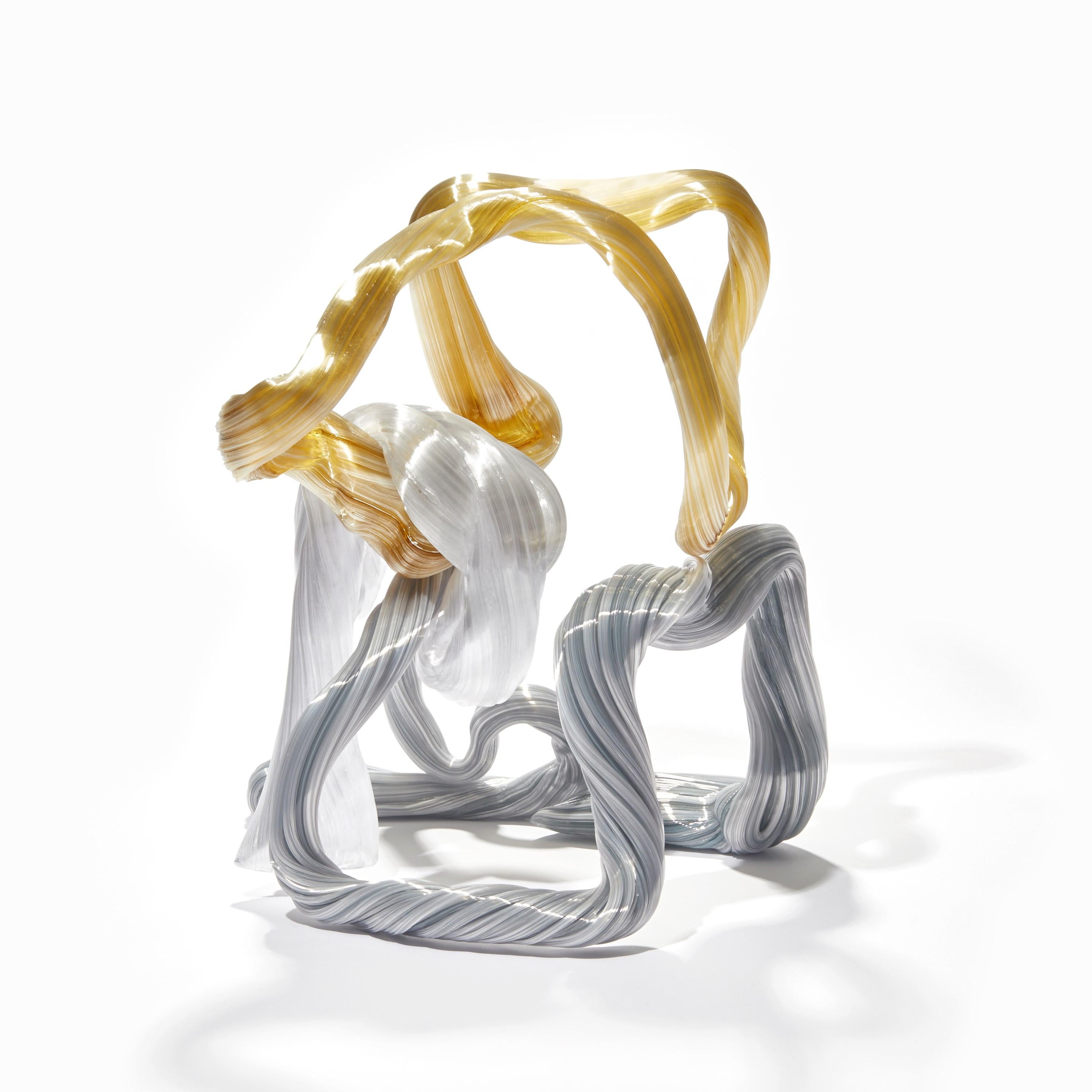  Abstrakte Glasskulptur „No Limits #2“ von Maria Bang Espersen, grau und bernsteinfarben (Organische Moderne) im Angebot