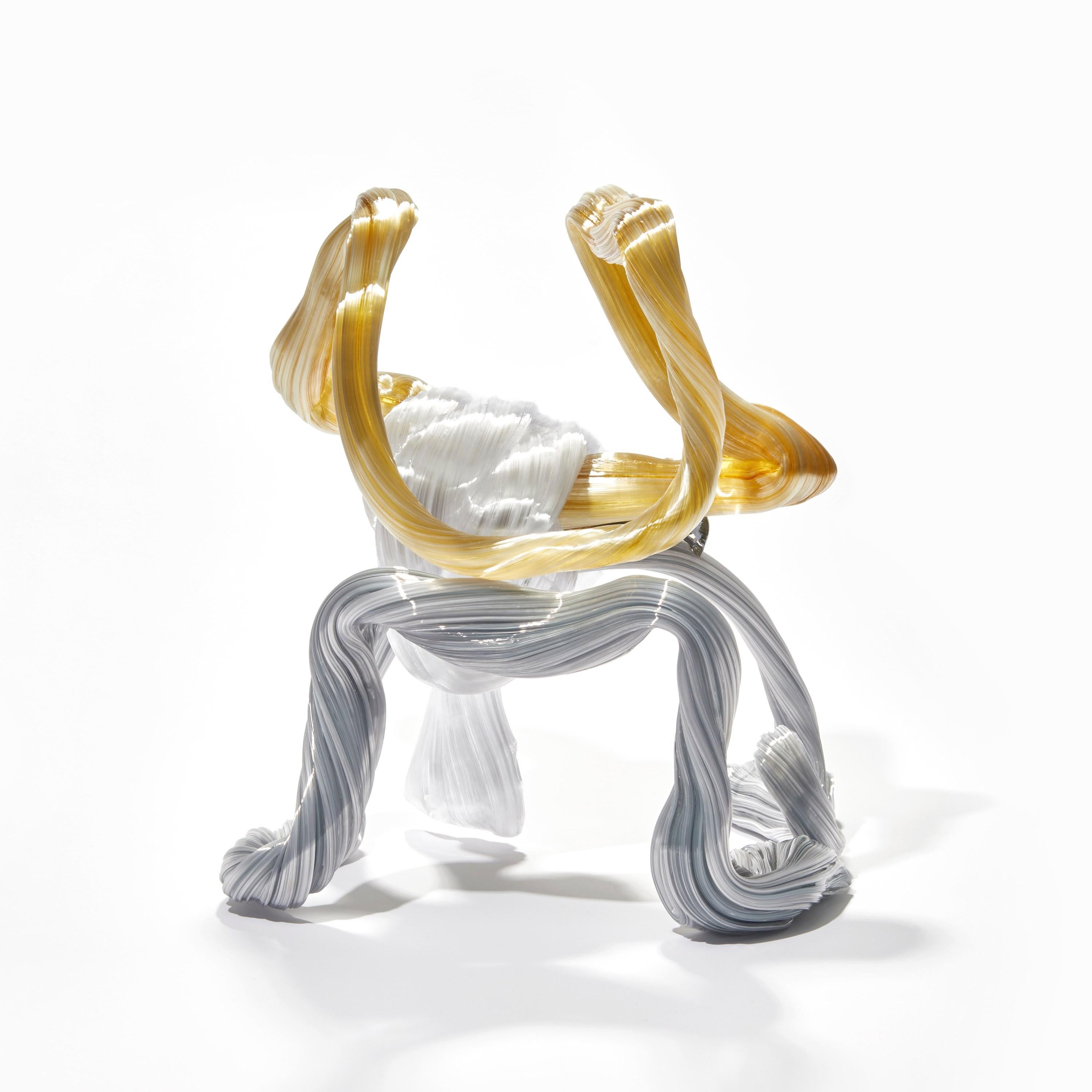  Abstrakte Glasskulptur „No Limits #2“ von Maria Bang Espersen, grau und bernsteinfarben (Schwedisch) im Angebot