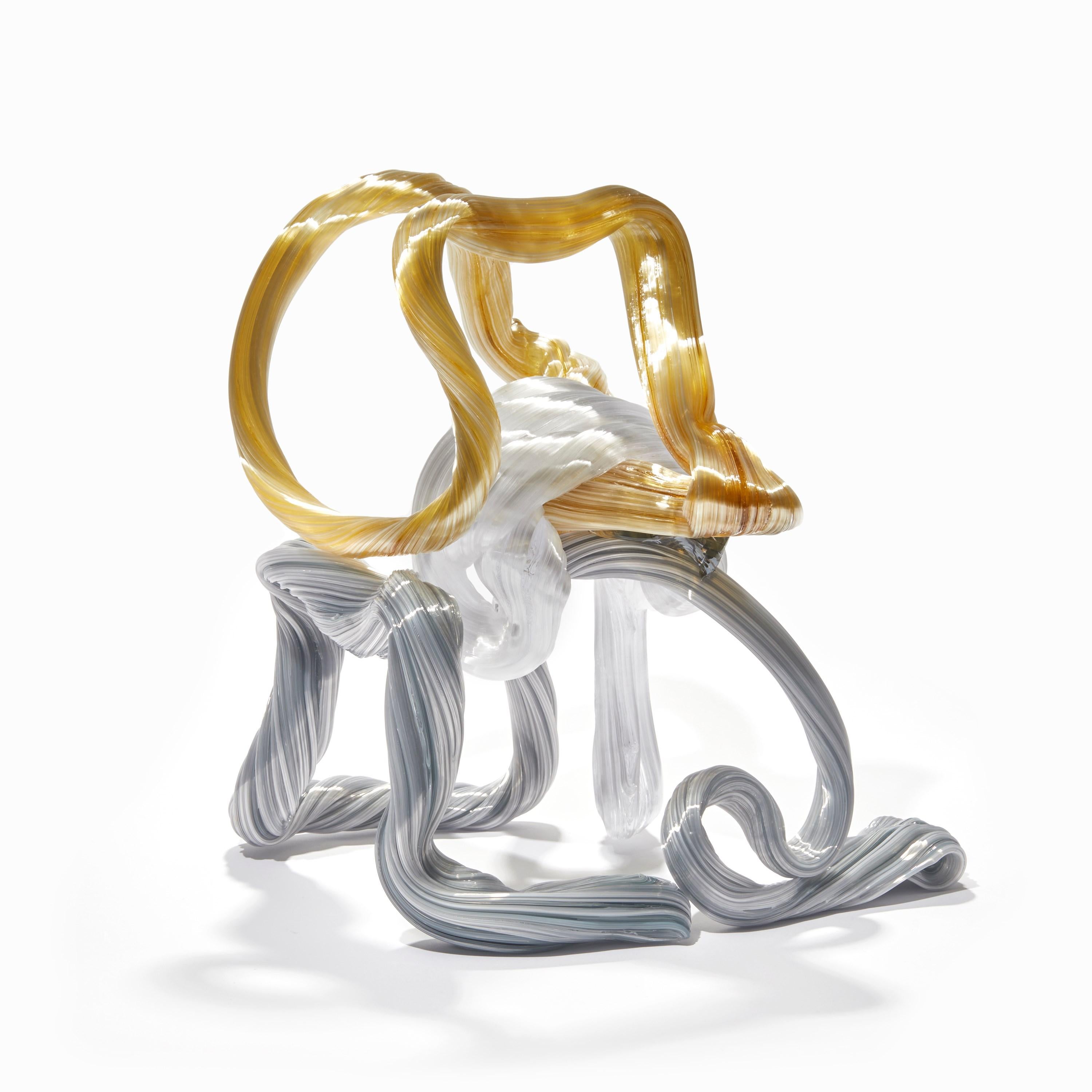  Abstrakte Glasskulptur „No Limits #2“ von Maria Bang Espersen, grau und bernsteinfarben (Handgefertigt) im Angebot