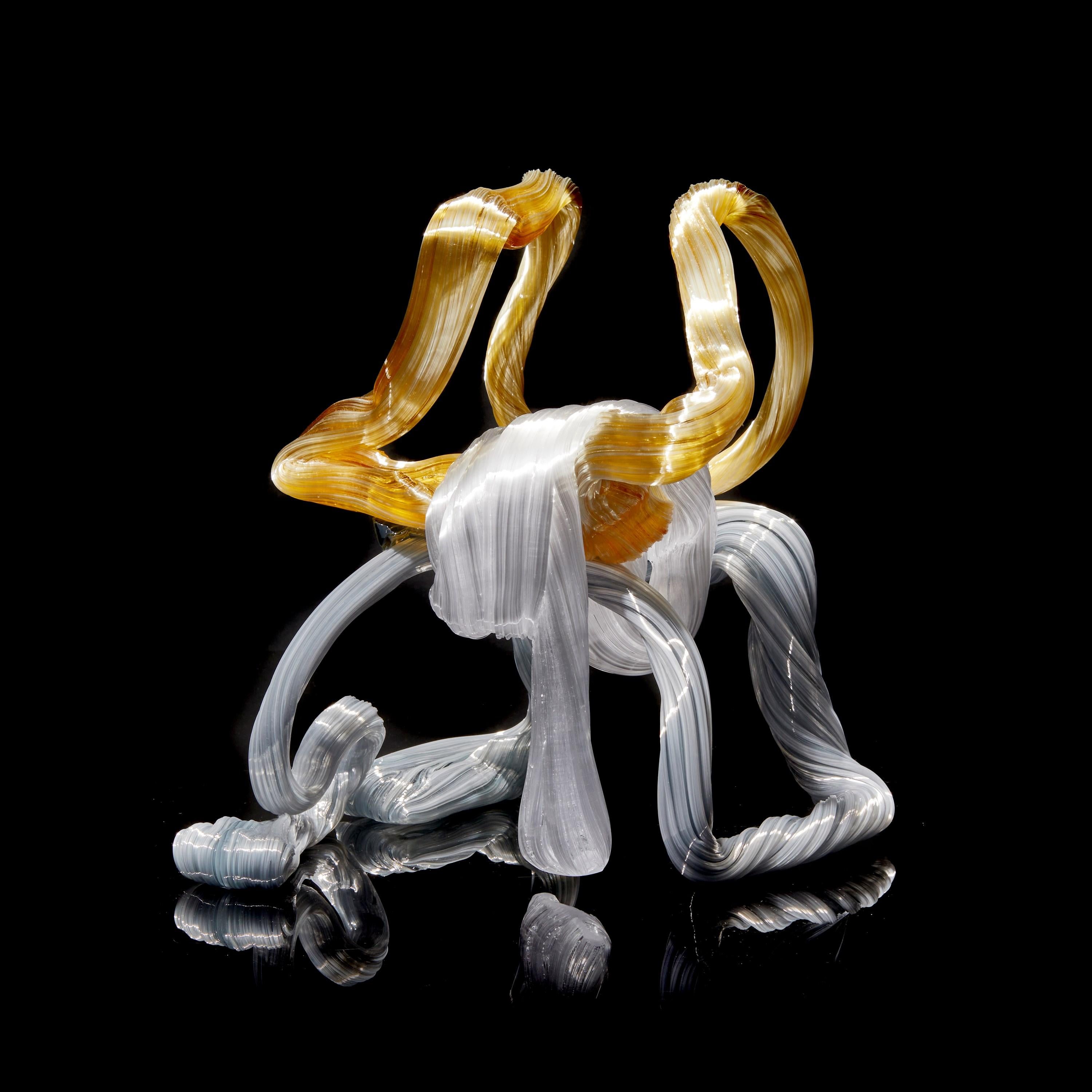  Abstrakte Glasskulptur „No Limits #2“ von Maria Bang Espersen, grau und bernsteinfarben (21. Jahrhundert und zeitgenössisch) im Angebot
