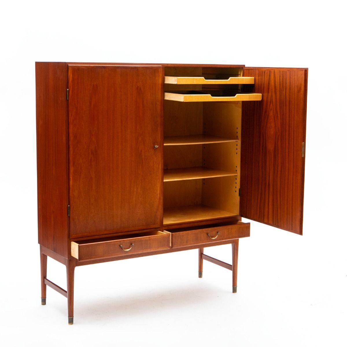 Moderno N.O. Armadio danese in teak di Møller con interni in acero chiaro, anni '60 in vendita