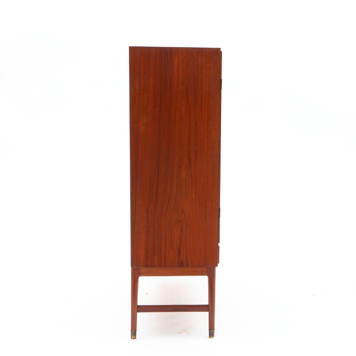 Ottone N.O. Armadio danese in teak di Møller con interni in acero chiaro, anni '60 in vendita