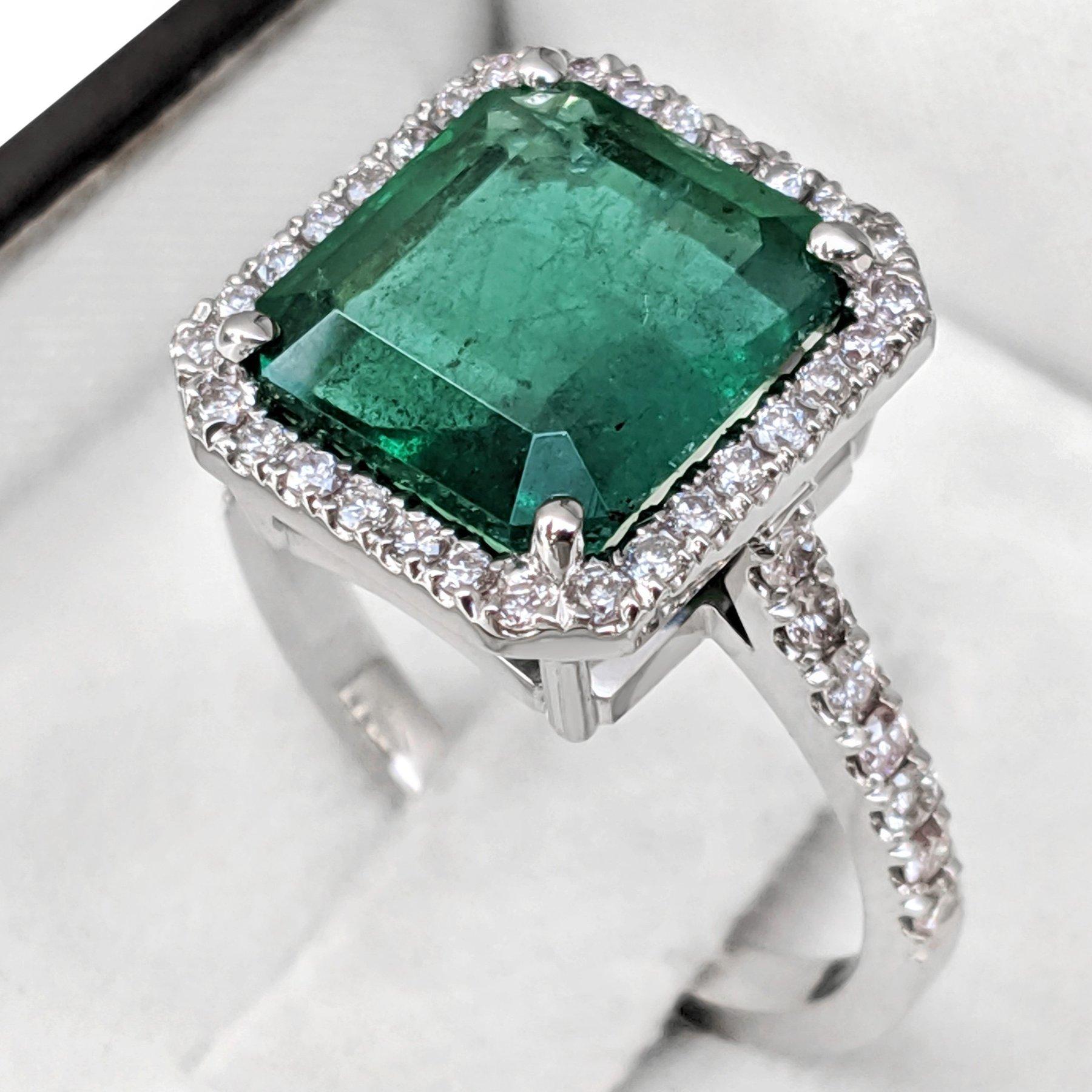 NO Oil! 4.83 Carat Emerald & 0.55Ct Pink Diamonds 14 kt. White gold Ring In New Condition In Ramat Gan, IL