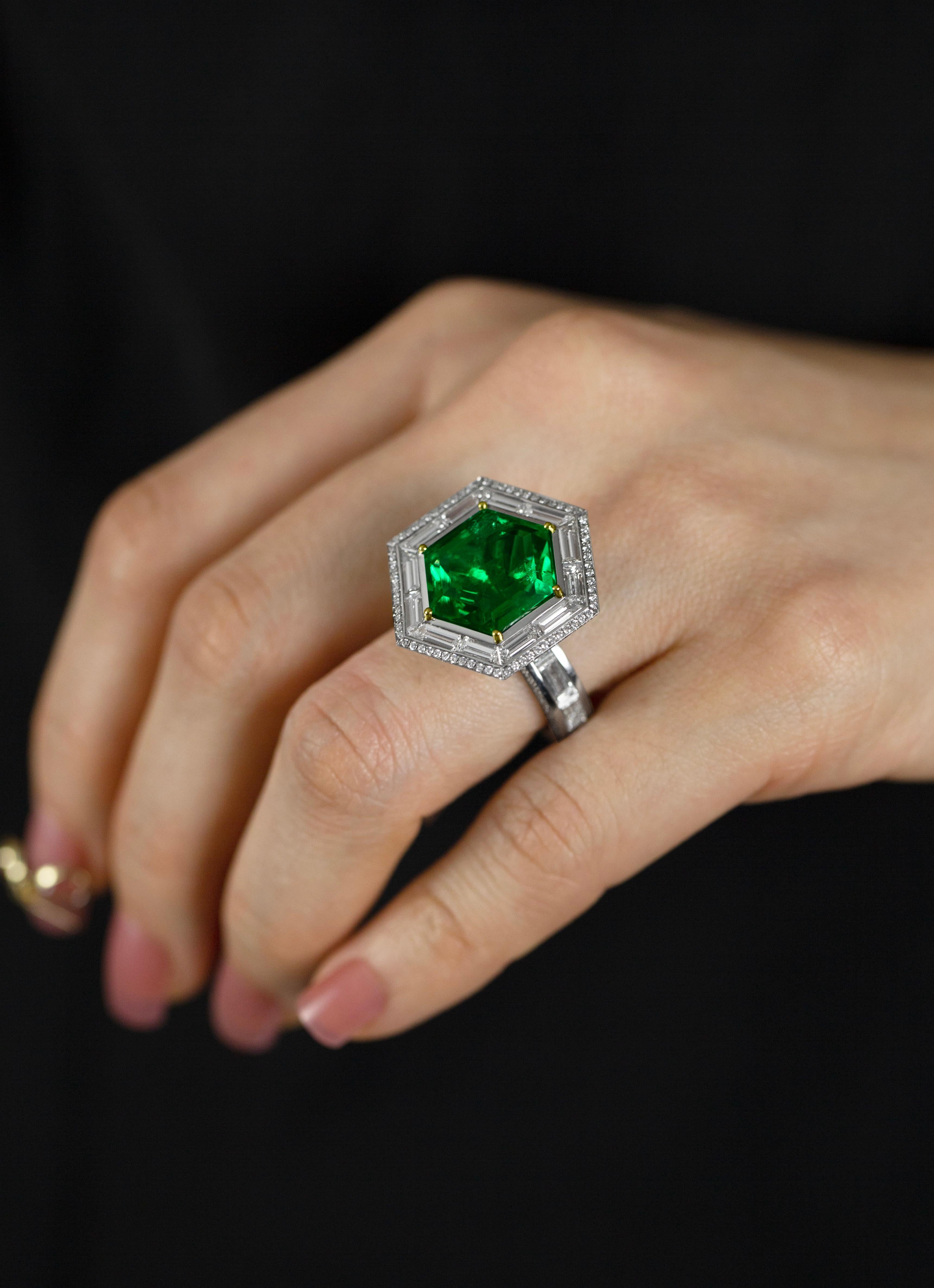 No-Oil 9.28 Carat Hexagon Cut Colombian Emerald and Diamond Fashion Ring For Sale 1