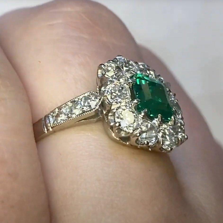 Taglio smeraldo Anello aureolato con diamante smeraldo colombiano No Oil (Gubelin circa 0,90 carati) in vendita