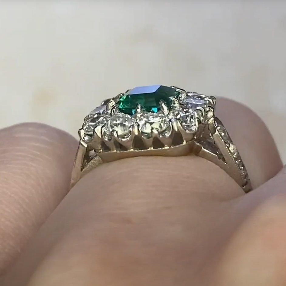 Anello aureolato con diamante smeraldo colombiano No Oil (Gubelin circa 0,90 carati) In condizioni ottime in vendita a New York, NY