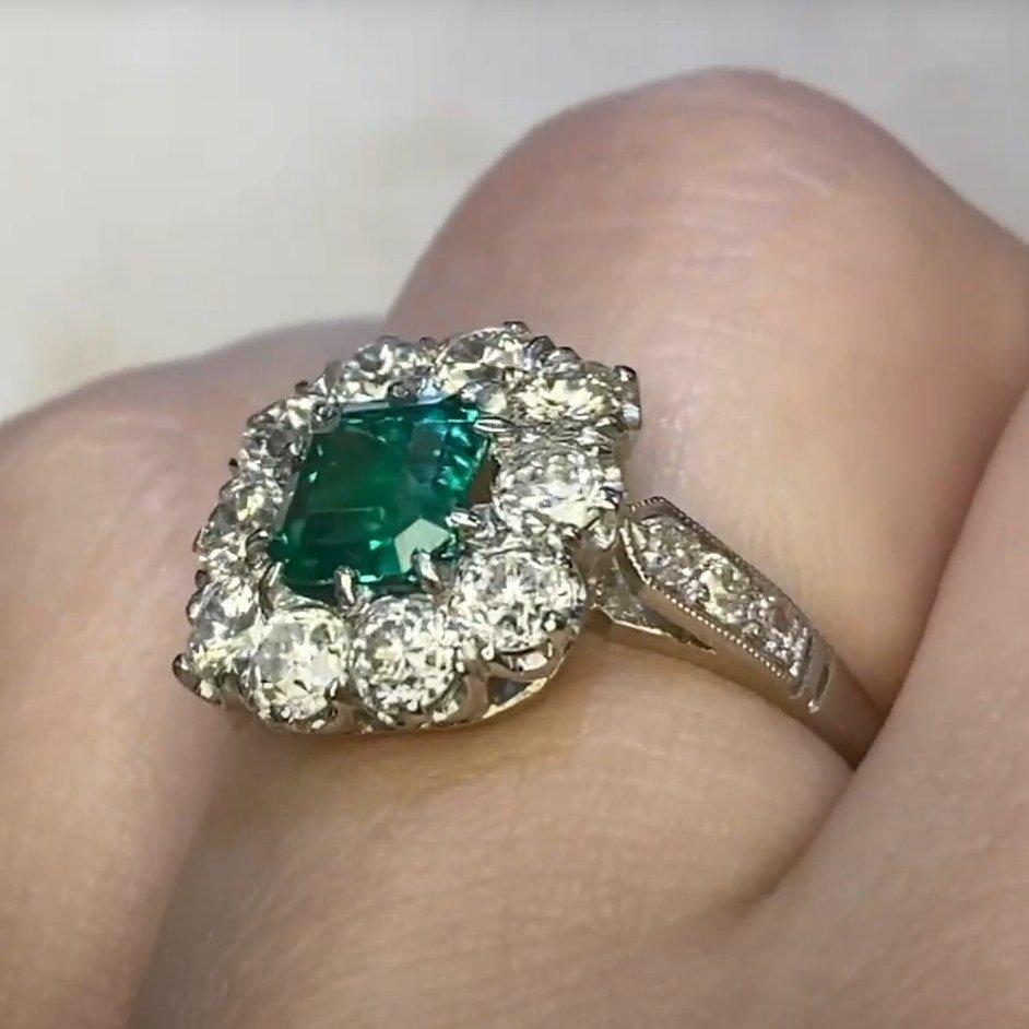 Donna Anello aureolato con diamante smeraldo colombiano No Oil (Gubelin circa 0,90 carati) in vendita