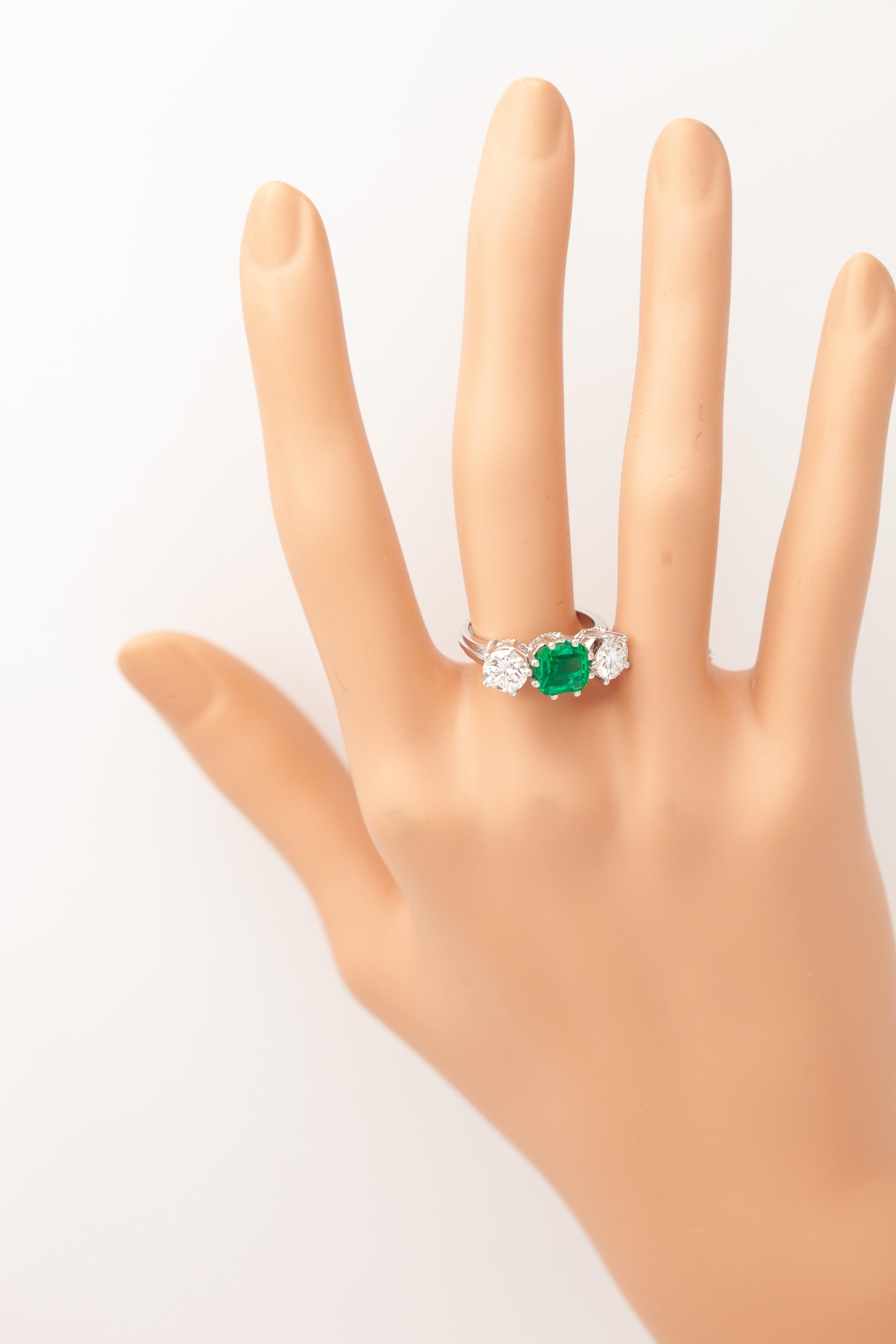 GIA Certified NO OIL Colombian Emerald Diamond Platinum Three-Stone Ring (bague à trois pierres en platine) en vente 5