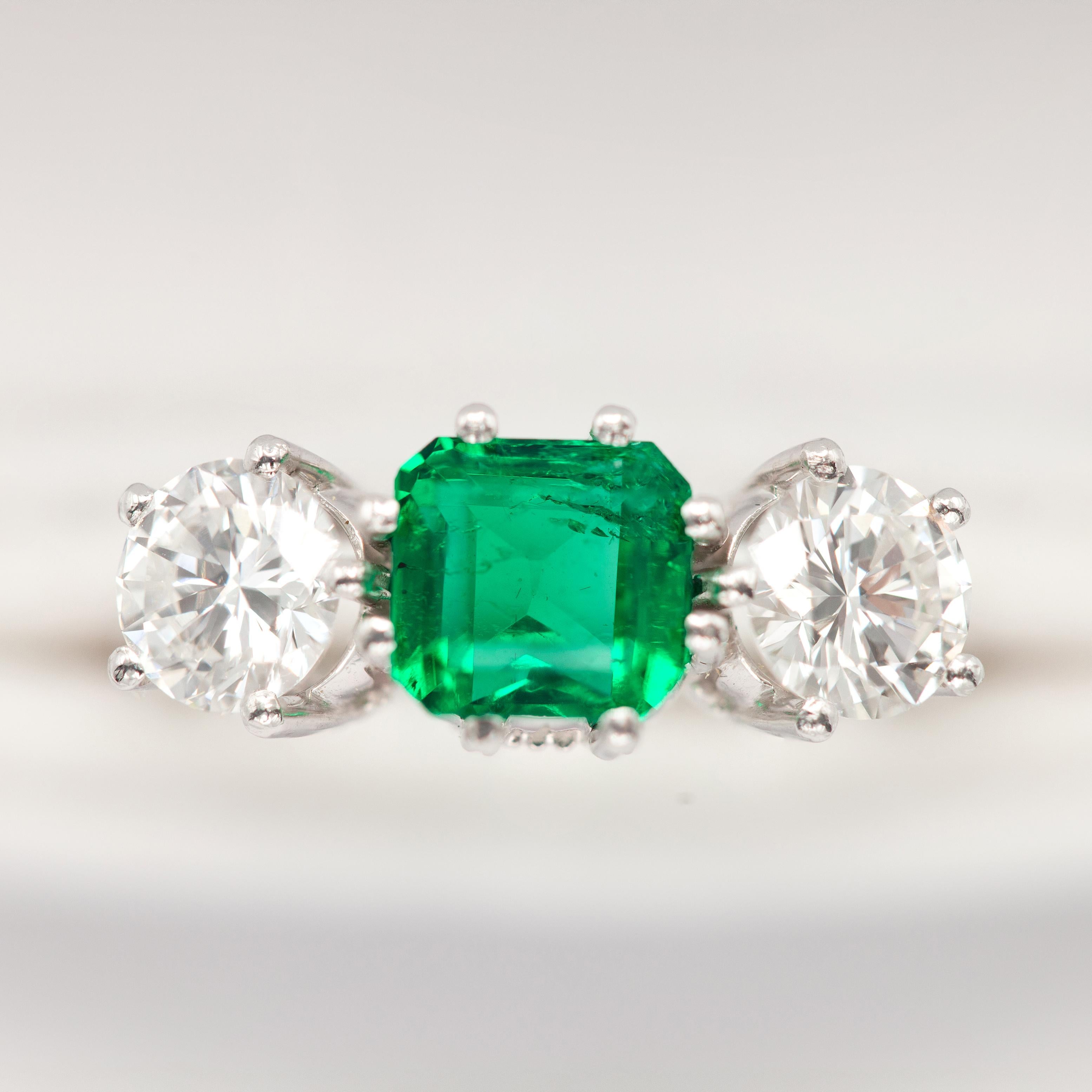 Taille émeraude GIA Certified NO OIL Colombian Emerald Diamond Platinum Three-Stone Ring (bague à trois pierres en platine) en vente