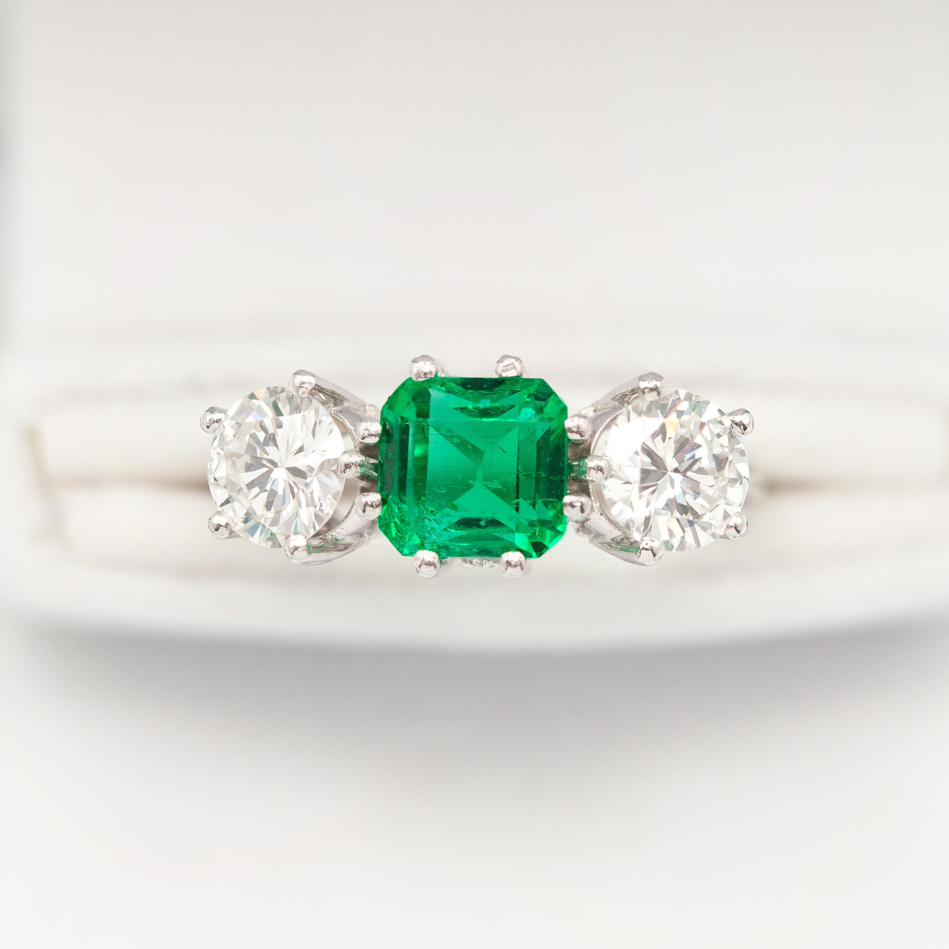 GIA Certified NO OIL Colombian Emerald Diamond Platinum Three-Stone Ring (bague à trois pierres en platine) Excellent état - En vente à New York, NY