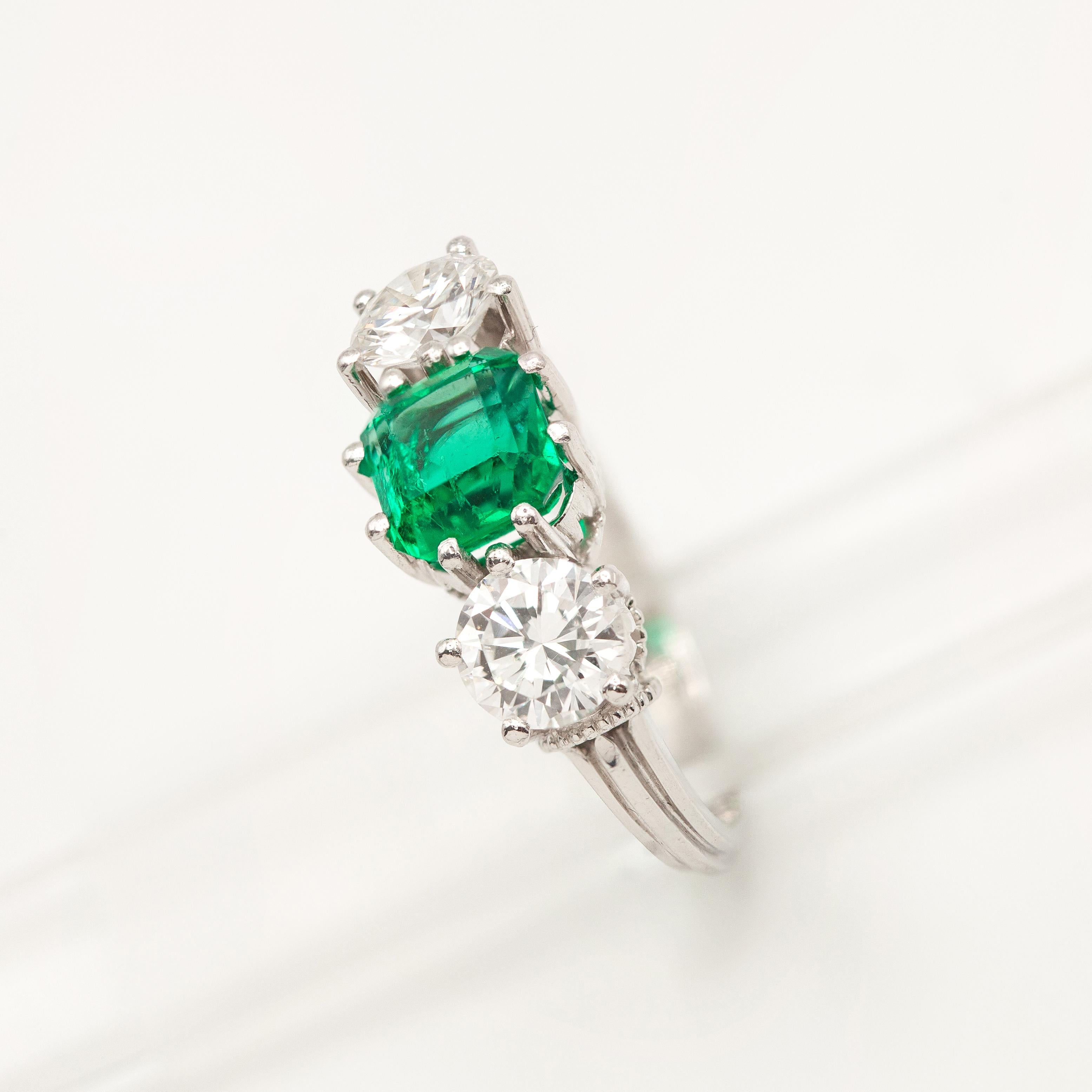 GIA Certified NO OIL Colombian Emerald Diamond Platinum Three-Stone Ring (bague à trois pierres en platine) Unisexe en vente
