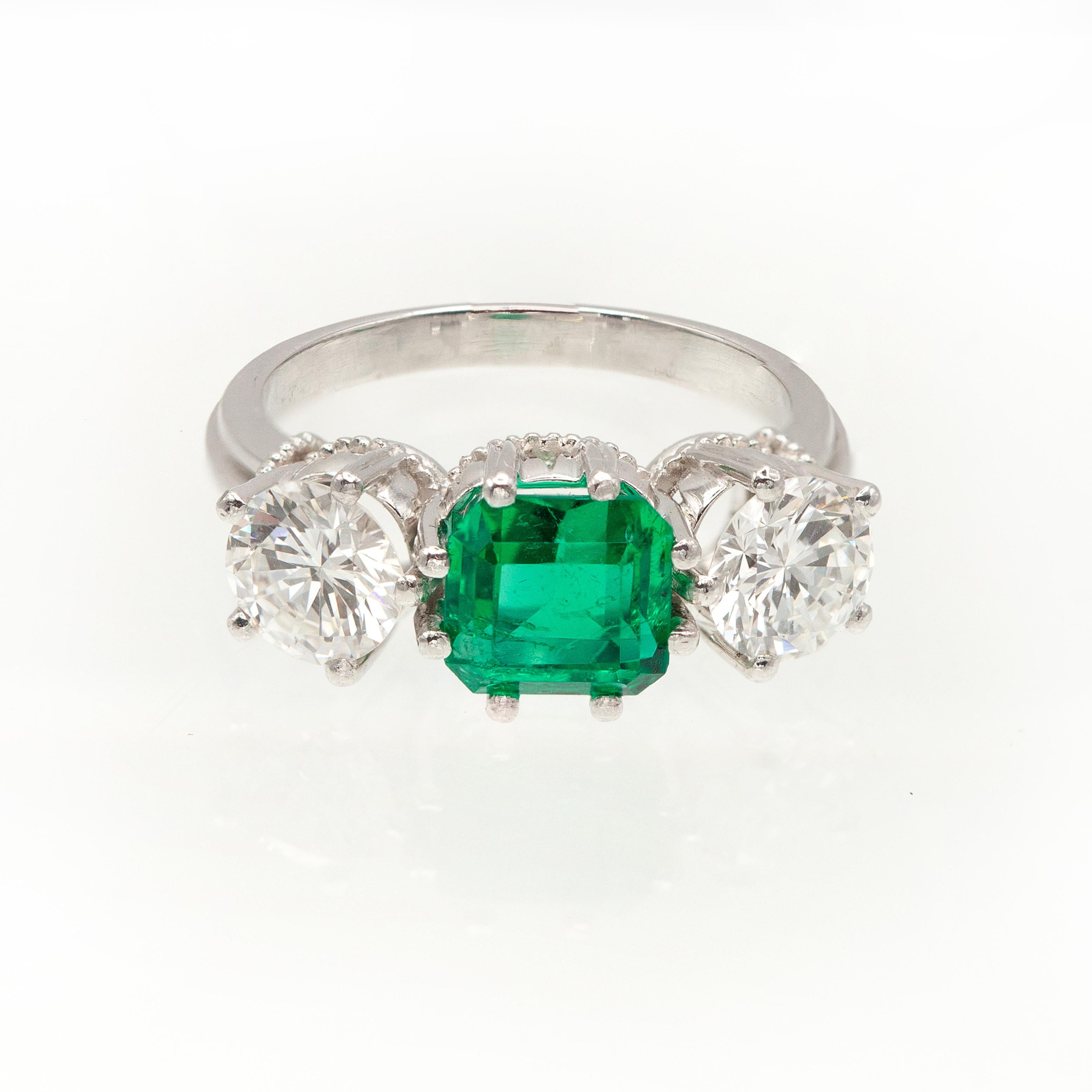 GIA Certified NO OIL Colombian Emerald Diamond Platinum Three-Stone Ring (bague à trois pierres en platine) en vente 1