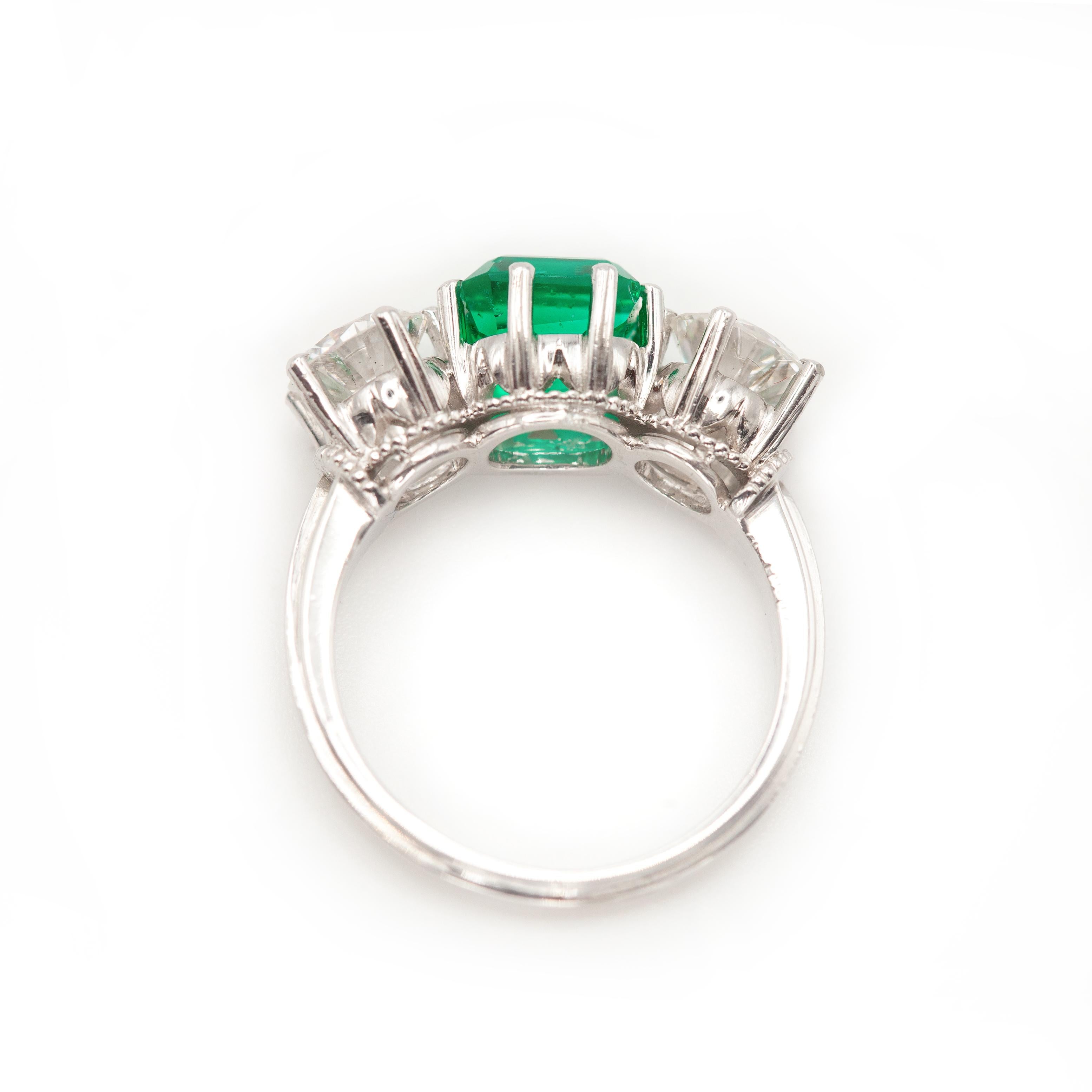 GIA Certified NO OIL Colombian Emerald Diamond Platinum Three-Stone Ring (bague à trois pierres en platine) en vente 2
