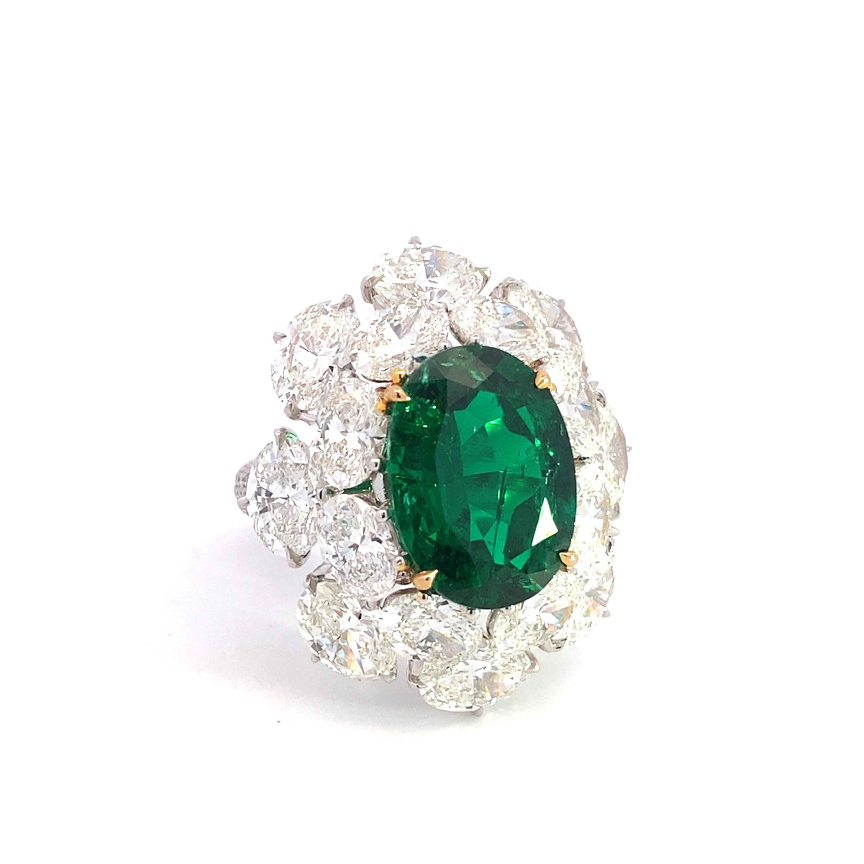 Dieser elegante Ring ist ein außergewöhnliches Schmuckstück, in dessen Mittelpunkt ein kolumbianischer Smaragd ohne Erdöl steht, der sowohl von Gübelin als auch von AGL zertifiziert wurde. Dieser ovale Edelstein wird für seinen tiefgrünen Farbton,