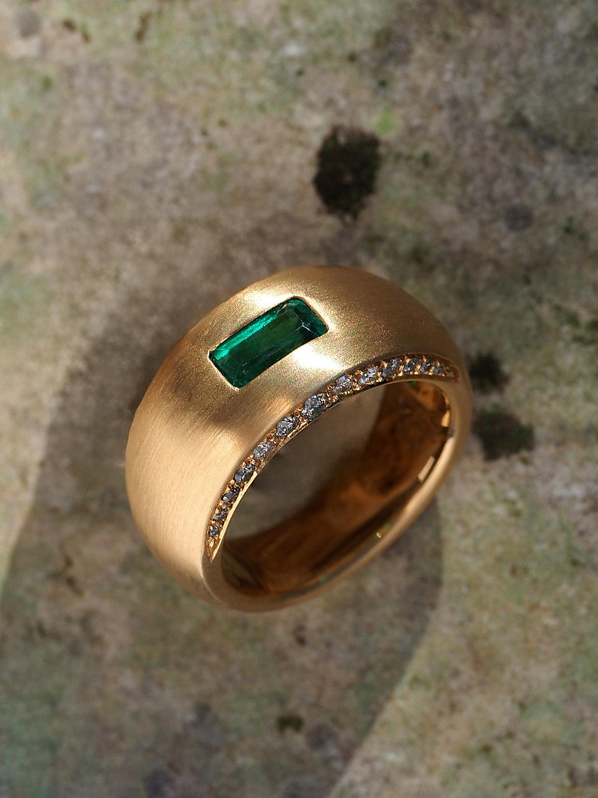 Anillo de oro amarillo de 18 quilates con Esmeralda natural sin aceite y diamantes antracita
diamantes origen - India, esmeralda origen - Brasil
medidas de la piedra - 4 х 7 mm
peso del cristal de esmeralda - 0,97 quilates
peso del anillo - 17.70