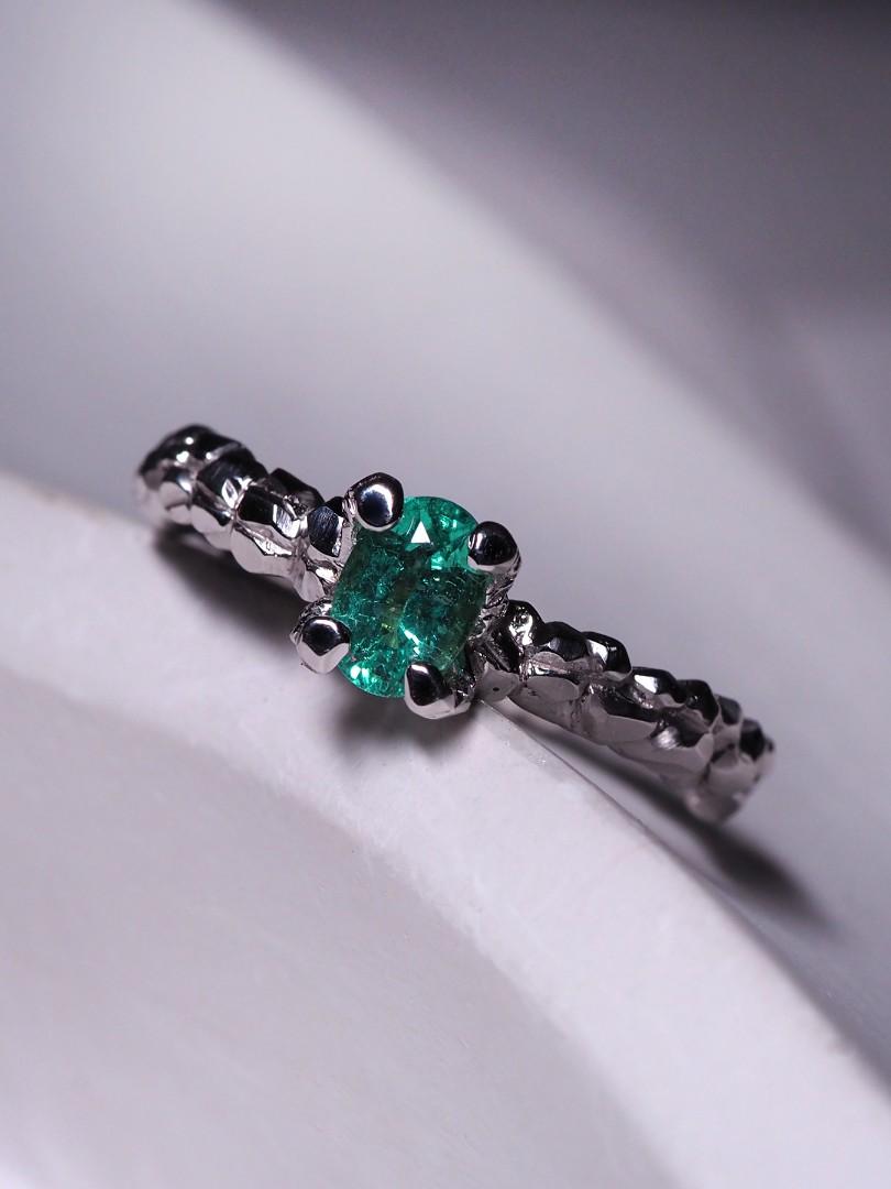 Emerald Ring White Gold Oval Cut Natural Green Engagement ring For Sale 5