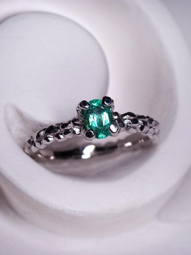 Emerald Ring White Gold Oval Cut Natural Green Engagement ring For Sale 1