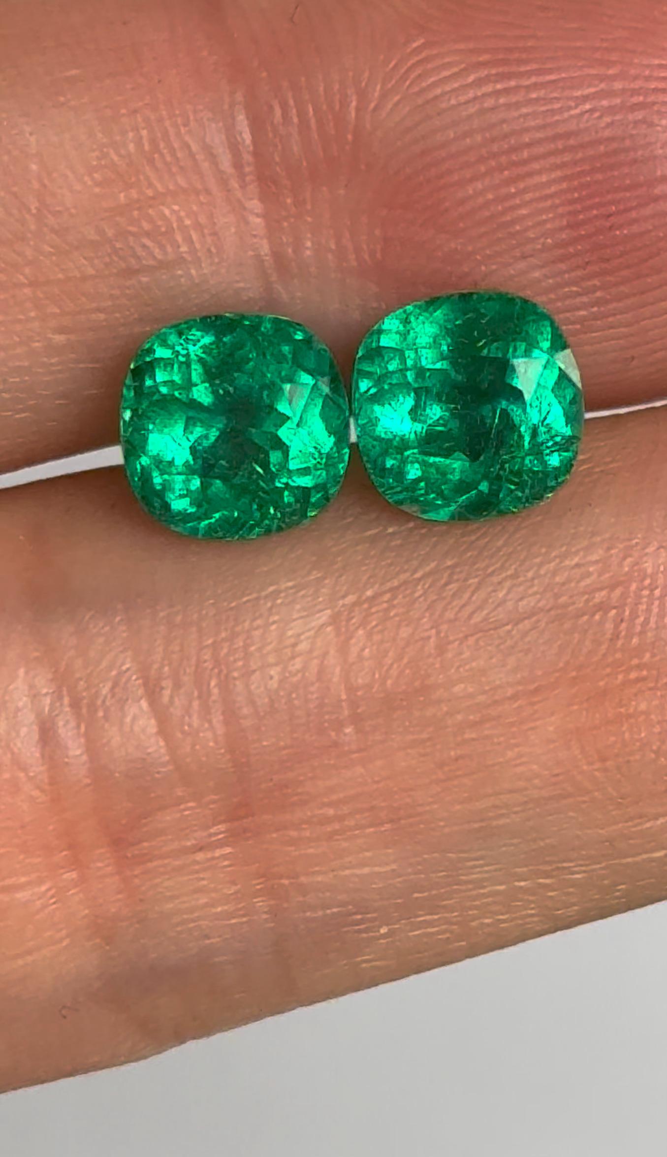 No Oil, Matched Pair of Colombian Cushion-Cut Emeralds, Gübelin Certified Corte cojín en venta