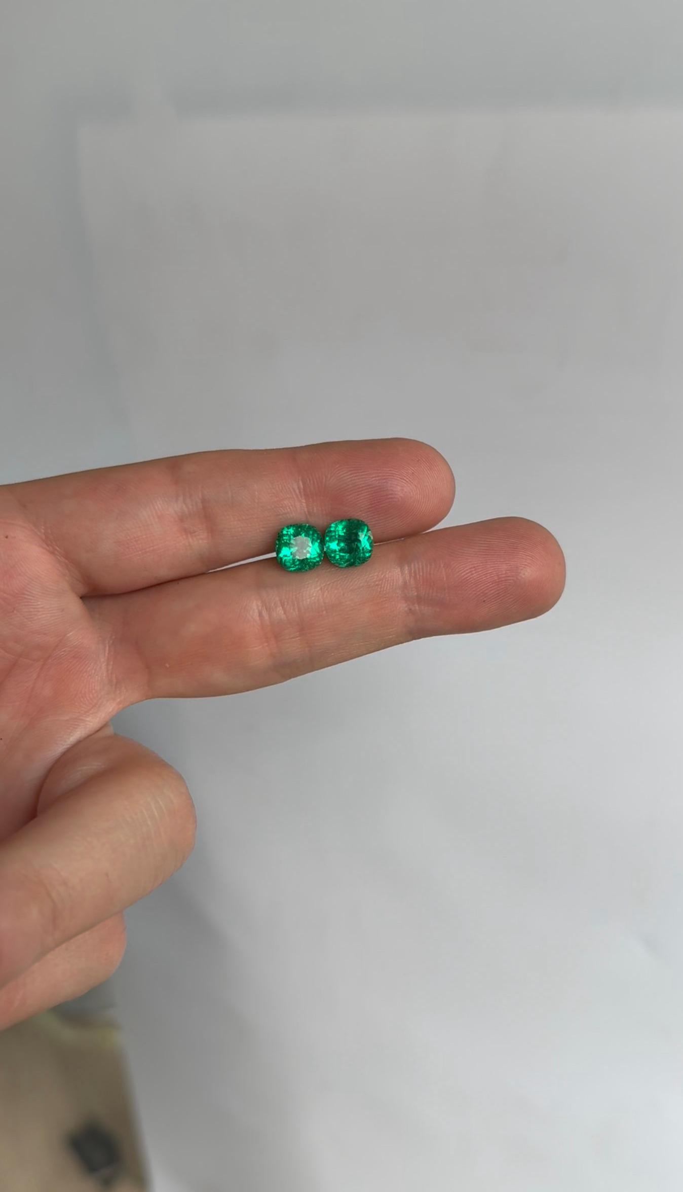 No Oil, Matched Pair of Colombian Cushion-Cut Emeralds, Gübelin Certified en Nuevo estado para la venta en New York, NY
