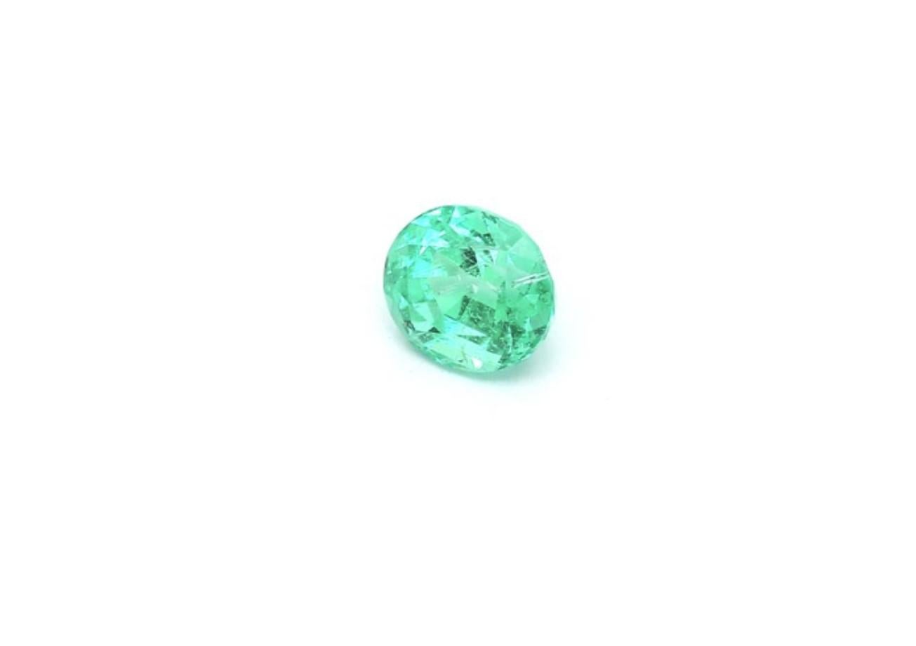 An amazing Russian Emerald which allows jewelers to create a unique piece of wearable art.
This exceptional quality gemstone would make a custom-made jewelry design. Perfect for a Ring or Pendant.

Shape - Oval
Weight - 1.38 ct
Treatment -