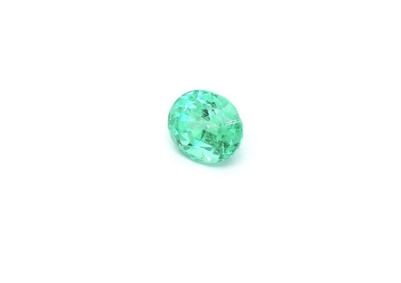 Une étonnante émeraude russe qui permet aux bijoutiers de créer une pièce unique d'art portable.
Cette pierre précieuse de qualité exceptionnelle ferait un design de bijou sur mesure. Parfait pour une bague ou un pendentif.

Forme - Ovale
Poids -