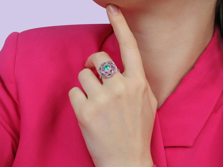 No Oil Round Emerald Floral 18K Gold Ring with Pink Sapphires In New Condition For Sale In Bangkok, TH