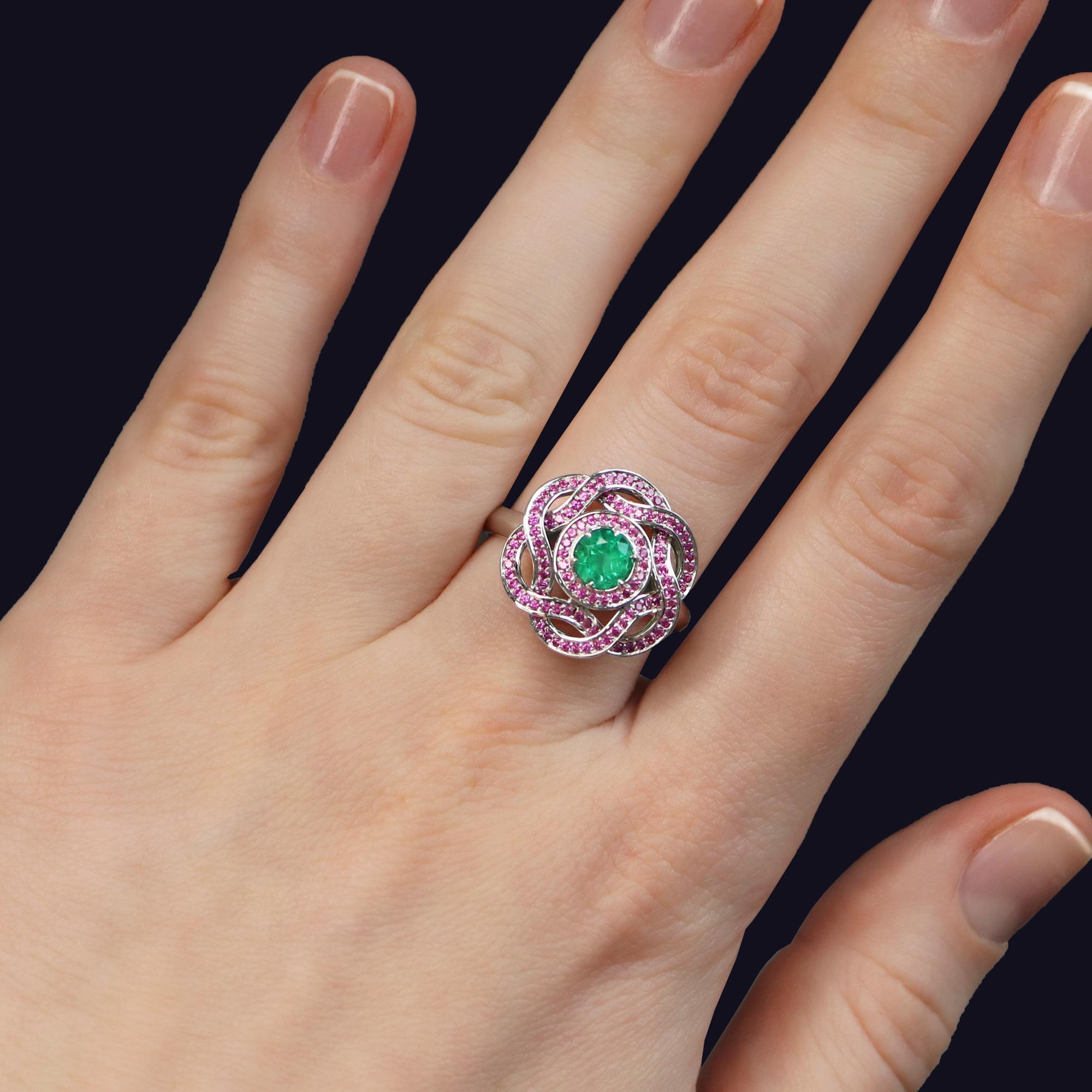 No Oil Round Emerald Floral 18K Gold Ring with Pink Sapphires In New Condition For Sale In Bangkok, TH