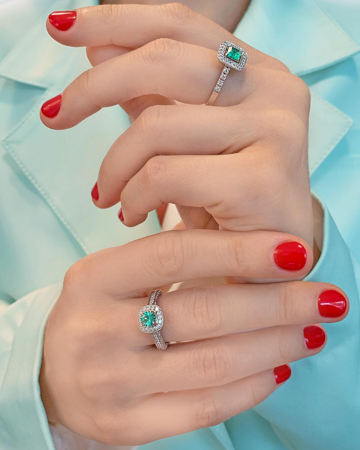 Bague de fiançailles à la mode en or 18 carats avec émeraude russe non-oile et diamants Neuf - En vente à Bangkok, TH