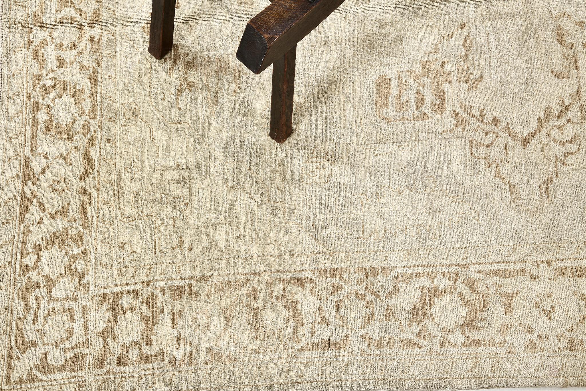 Eine erstaunliche Wiederbelebung des Khotan Design-Teppichs aus dem 18. Jahrhundert, der kunstvoll mit pflanzlichen Farbstoffen gewebt wurde. Drei zentrierte Medaillons sind wunderschön in einem himmelblauen Feld platziert, das von gedämpften,