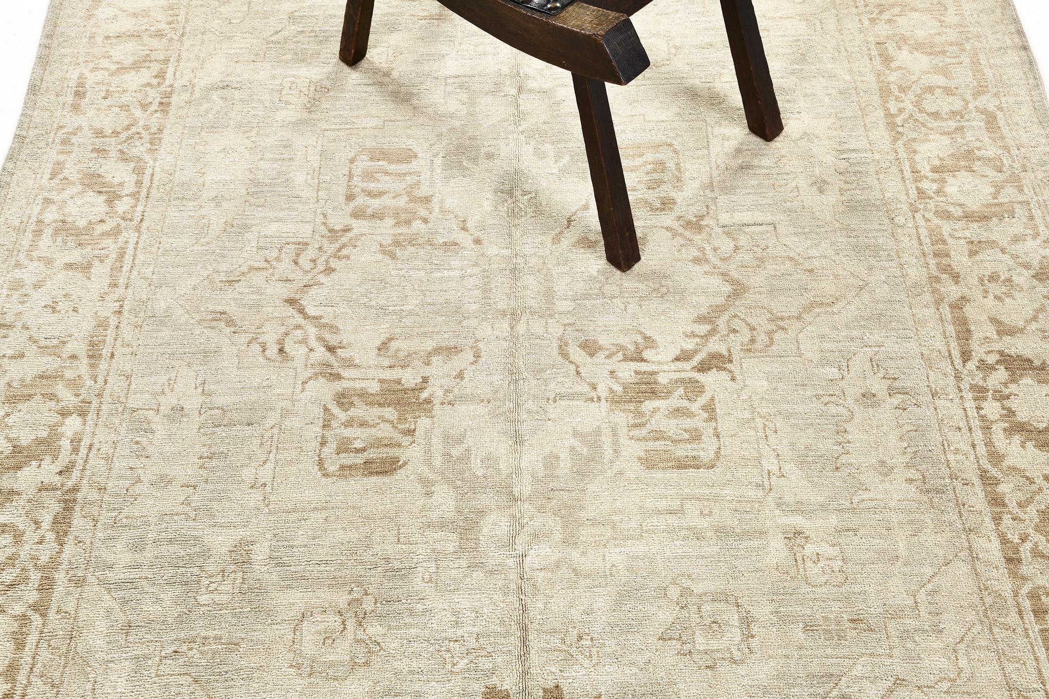 Khotan-Design-Revival D5386 mit Überwurf im Zustand „Neu“ im Angebot in WEST HOLLYWOOD, CA