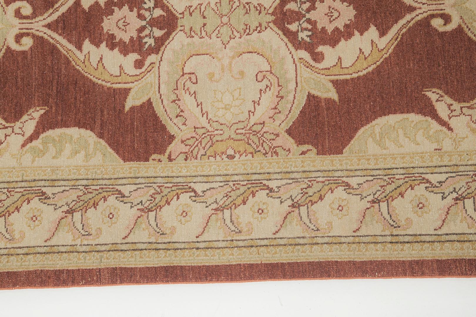 Un magnifique renouveau du style Arts and Crafts, avec des tons neutres, rouille et or. Ces fabuleux motifs en miroir se dessinent gracieusement dans un champ rouge rouille. Les ornements sont parfaitement formés et entourés d'une bordure élégante