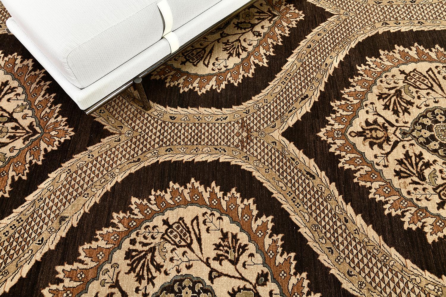 Jedes Detail dieses Transitional Design-Teppichs sorgt für ein königliches und zugleich gemütliches Ambiente. Dieser majestätische Teppich in den kräftigen Farben Schwarz, Braun und Gold verleiht Ihrem Raum eine stilvolle Atmosphäre. Ein Teppich,