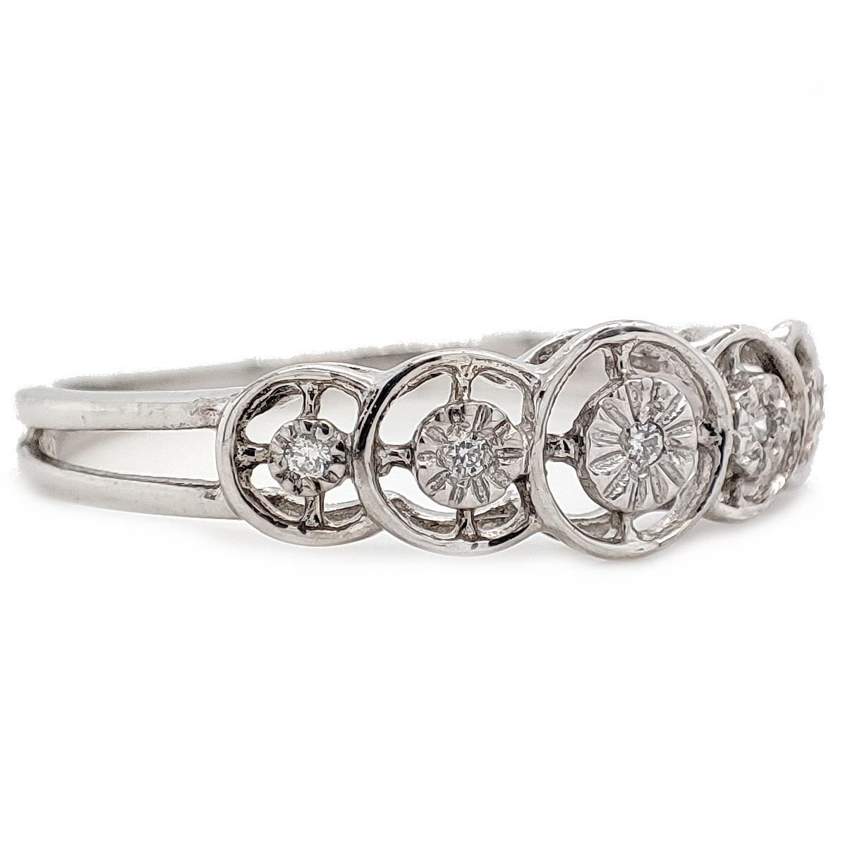 FÜR UNS KUNDEN KEINE MEHRWERTSTEUER!

Dieser elegante Ring enthält einen zierlichen weißen Diamanten von 0,05 Karat (D - F) mit einer Reinheit von VS1 - VS2, der in ein Band aus 14 Karat Weißgold eingefasst ist. Die zierliche Größe und das filigrane