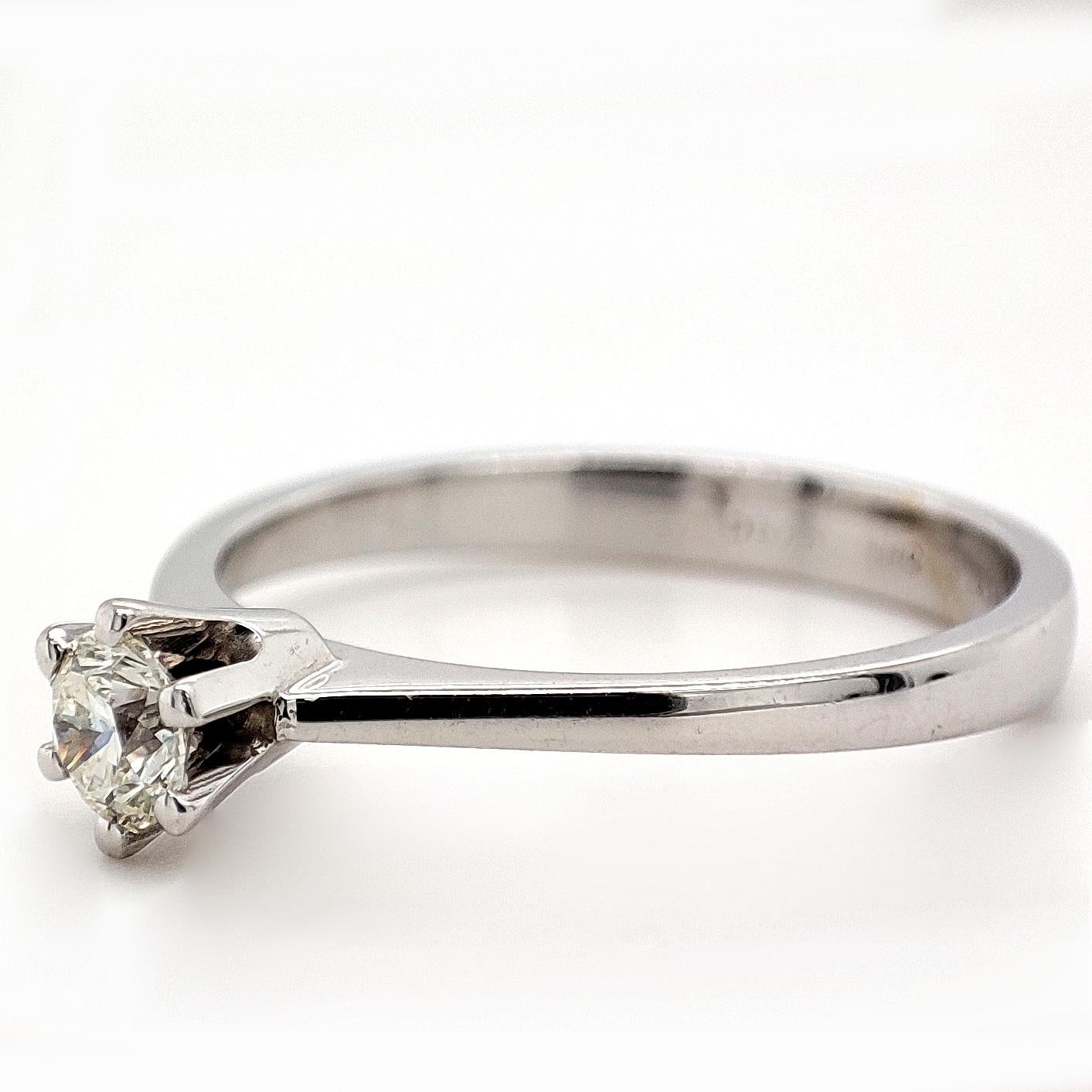 FOR US CUSTOMER NO VAT!

Cherish the moment with this stunning 0.25CT J, VS1 Solitaire Engagement Diamond Ring. Set in luxurious 14K White Gold, this exquisite ring weighs 2.18 grams and is designed in size 6.25 with resizable flexibility. Make a